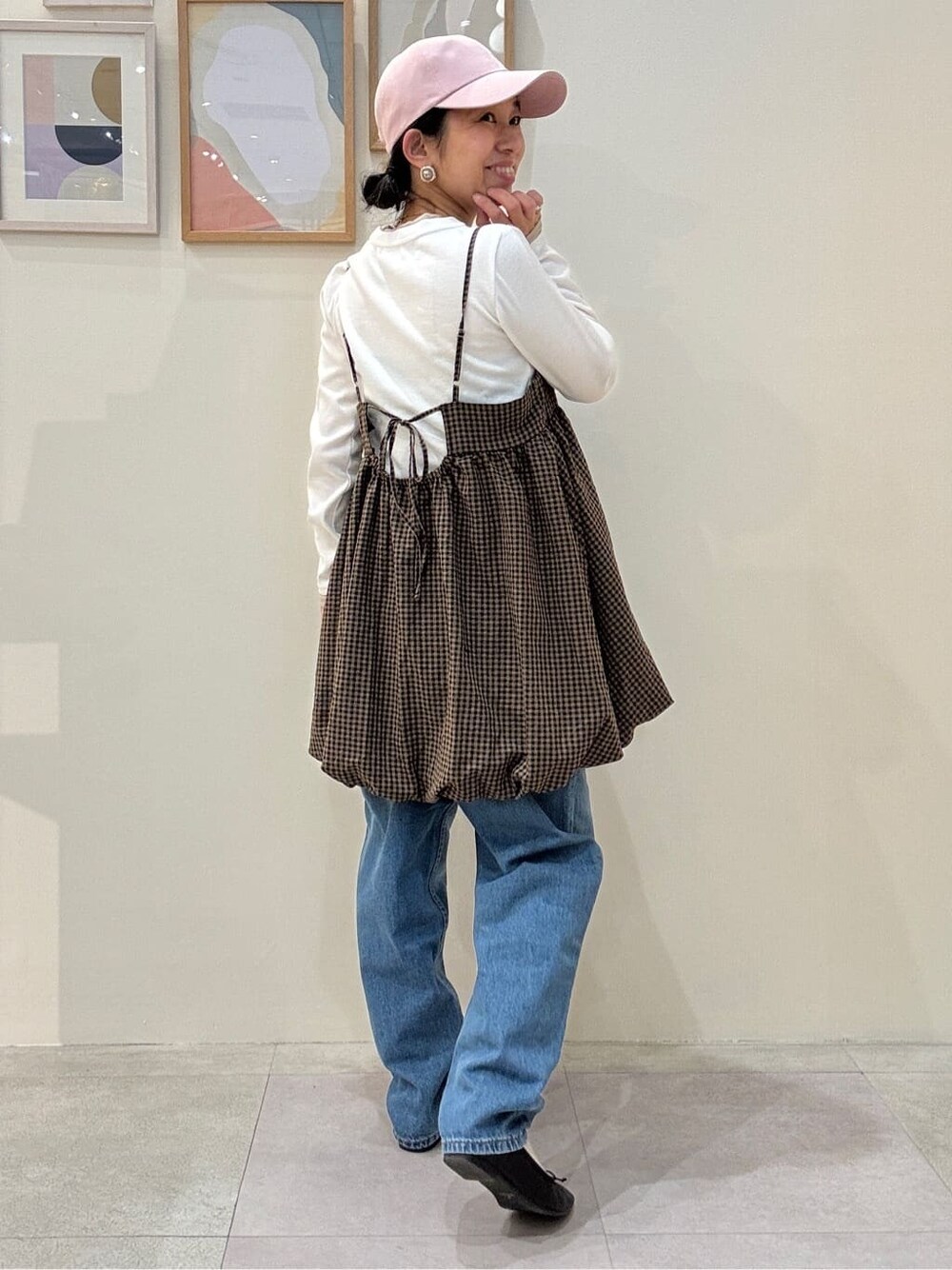 ホワイト系のTシャツ/カットソー、ブラウン系のチュニック、ブルー系のデニムパンツを着用したレディースの春コーディネートの3枚目の写真
