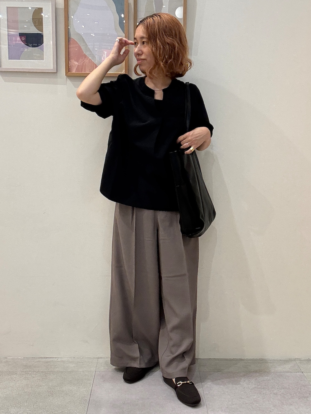 ブラック系のシャツ/ブラウス、ブラウン系のその他パンツ、ブラウン系のその他シューズを着用したレディースの夏コーディネートの6枚目の写真