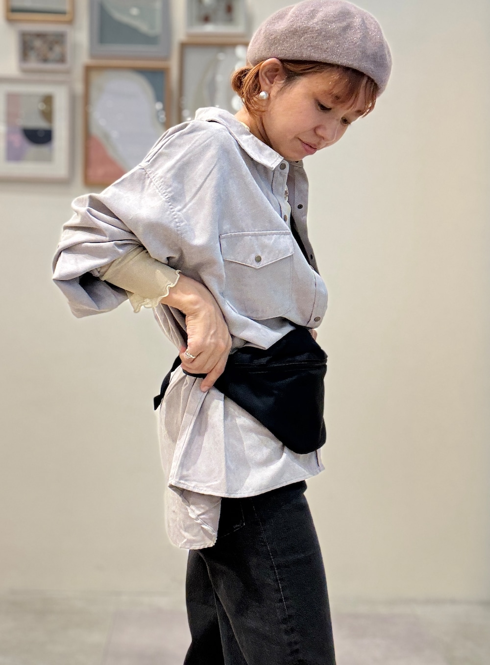 ベージュ系のシャツ/ブラウス、イエロー系のTシャツ/カットソー、ブラック系のデニムパンツを着用したレディースの秋コーディネートの5枚目の写真