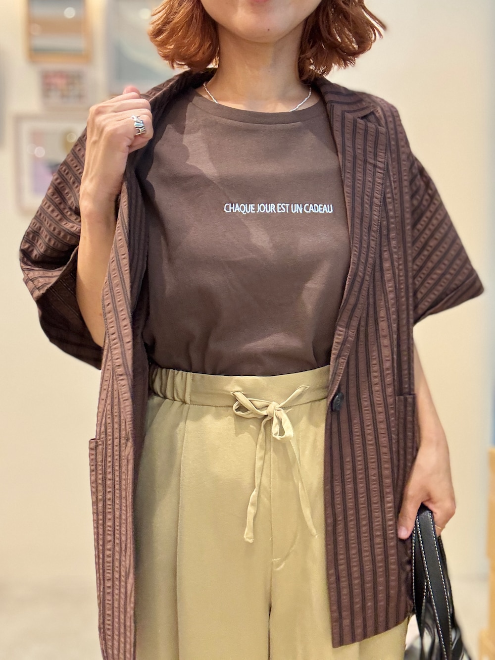 ブラウン系のテーラードジャケット、ブラウン系のTシャツ/カットソー、イエロー系のその他パンツを着用したレディースの夏コーディネートの5枚目の写真