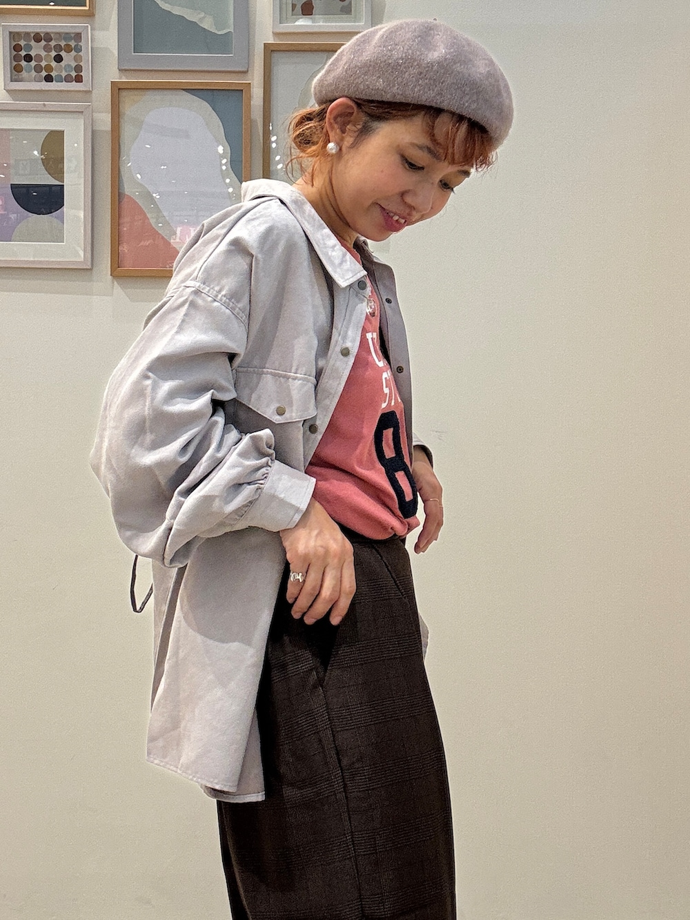 ピンク系のTシャツ/カットソー、ブラウン系のその他パンツ、ベージュ系のスニーカーを着用したレディースの秋コーディネートの5枚目の写真