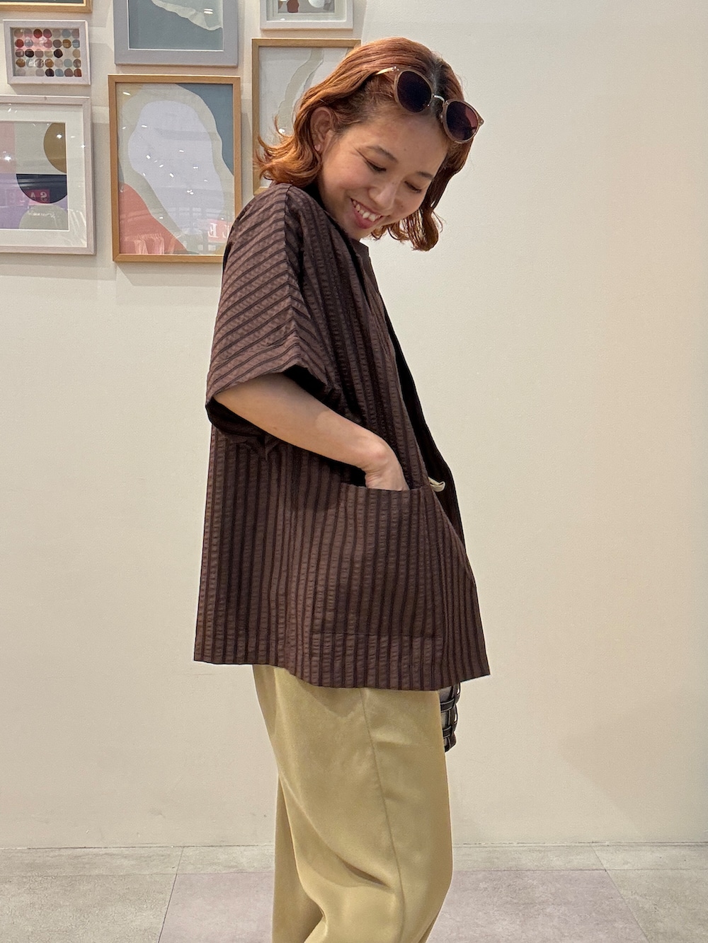 ブラウン系のテーラードジャケット、ブラウン系のTシャツ/カットソー、イエロー系のその他パンツを着用したレディースの夏コーディネートの4枚目の写真