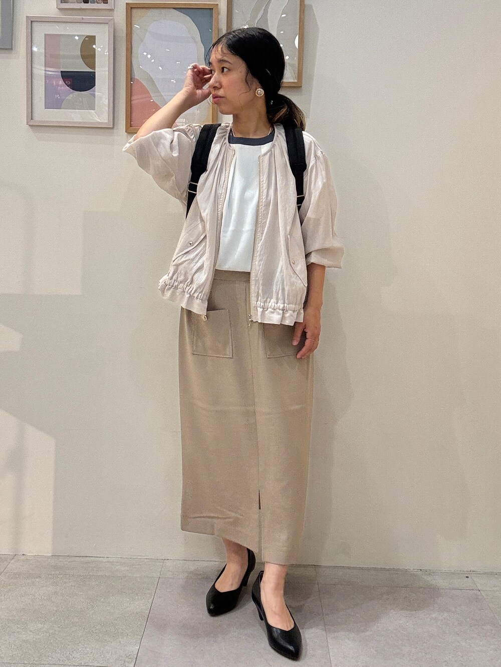 ベージュ系のブルゾン、ホワイト系のシャツ/ブラウス、ベージュ系のスカートを着用したレディースの夏コーディネートの4枚目の写真