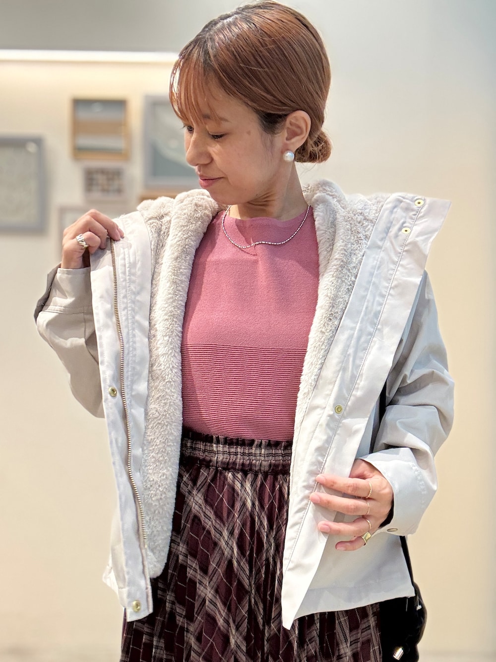 ベージュ系のブルゾン、ピンク系のニット/セーター、ブラック系のショルダーバッグを着用したレディースの秋コーディネートの4枚目の写真
