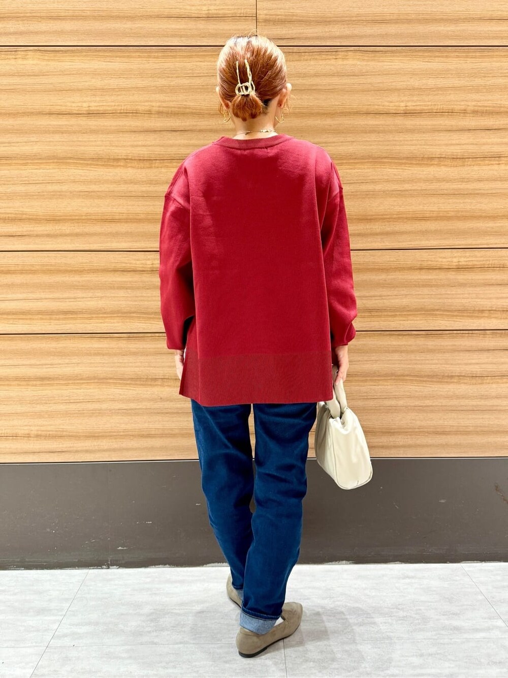 ブルー系のデニムパンツを着用したレディースの秋コーディネートの3枚目の写真