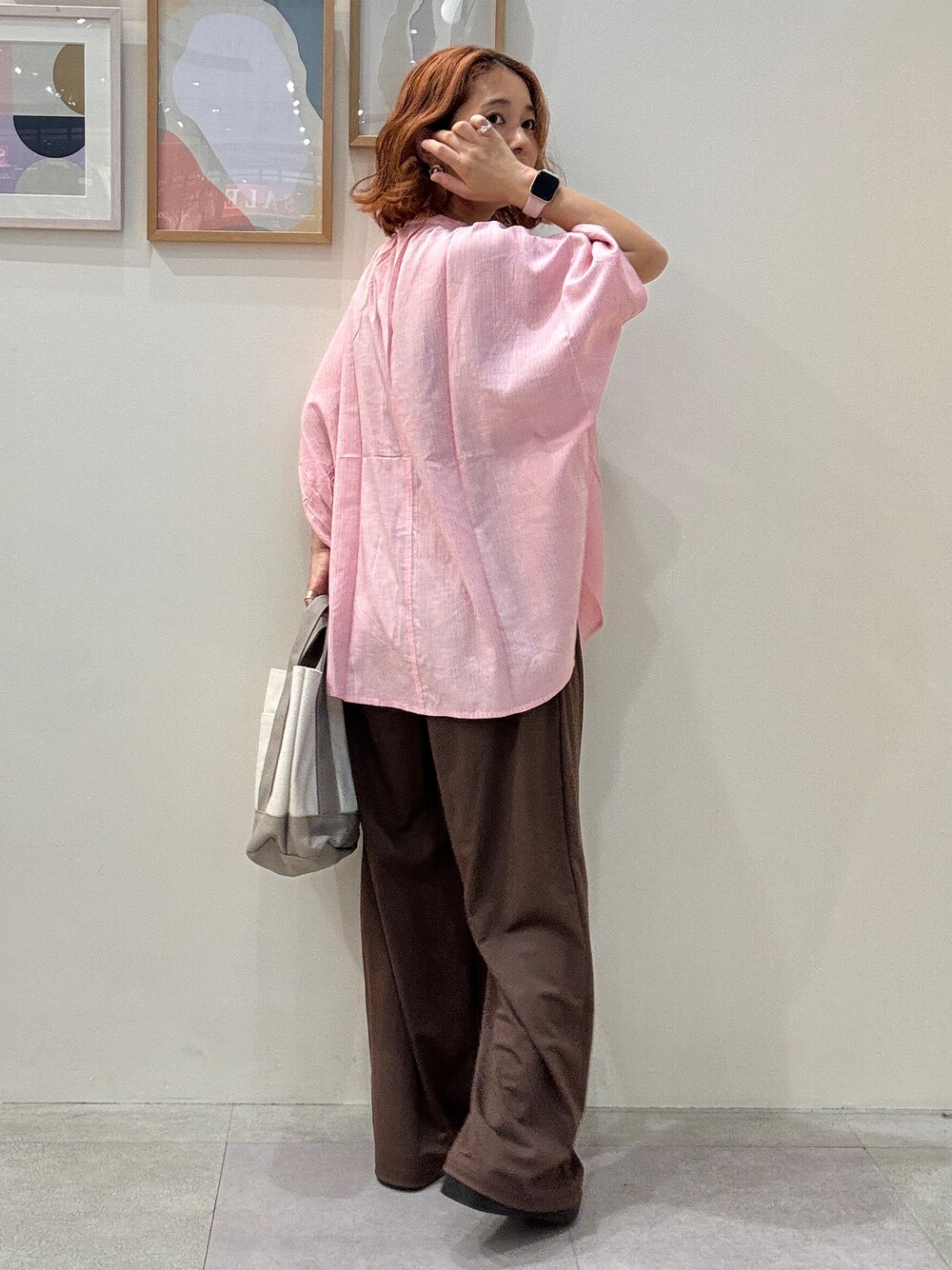 ピンク系のシャツ/ブラウス、ブラウン系のその他パンツ、グレー系のトートバッグを着用したレディースの夏コーディネートの3枚目の写真