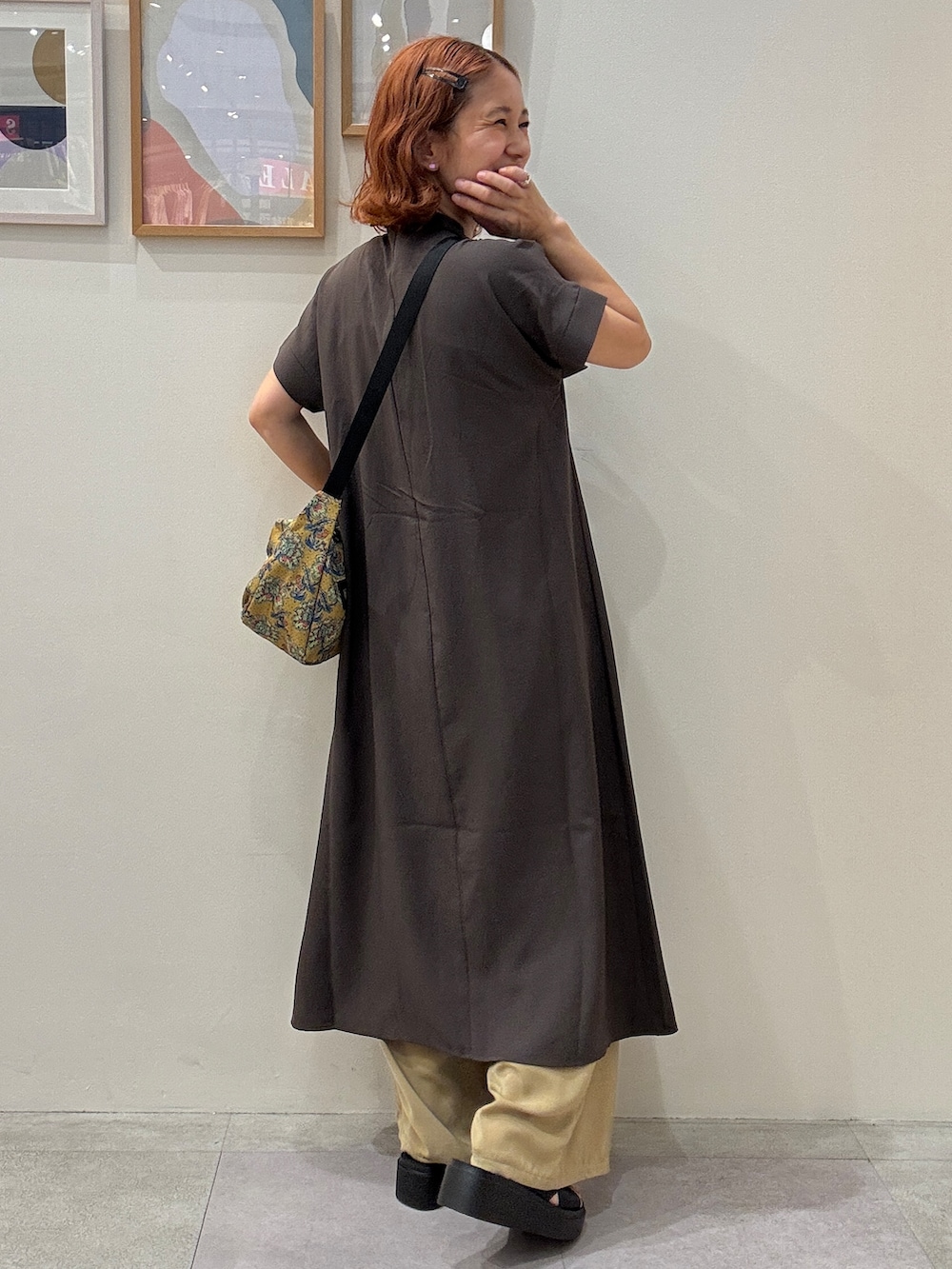 ブラウン系のワンピース、イエロー系のその他パンツ、イエロー系のショルダーバッグを着用したレディースの夏コーディネートの3枚目の写真