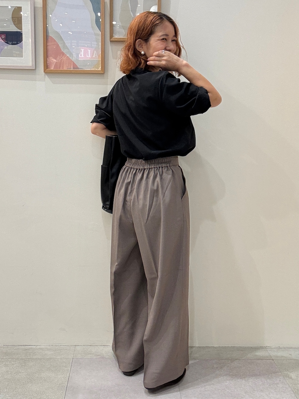 ブラック系のシャツ/ブラウス、ブラウン系のその他パンツ、ブラウン系のその他シューズを着用したレディースの夏コーディネートの3枚目の写真