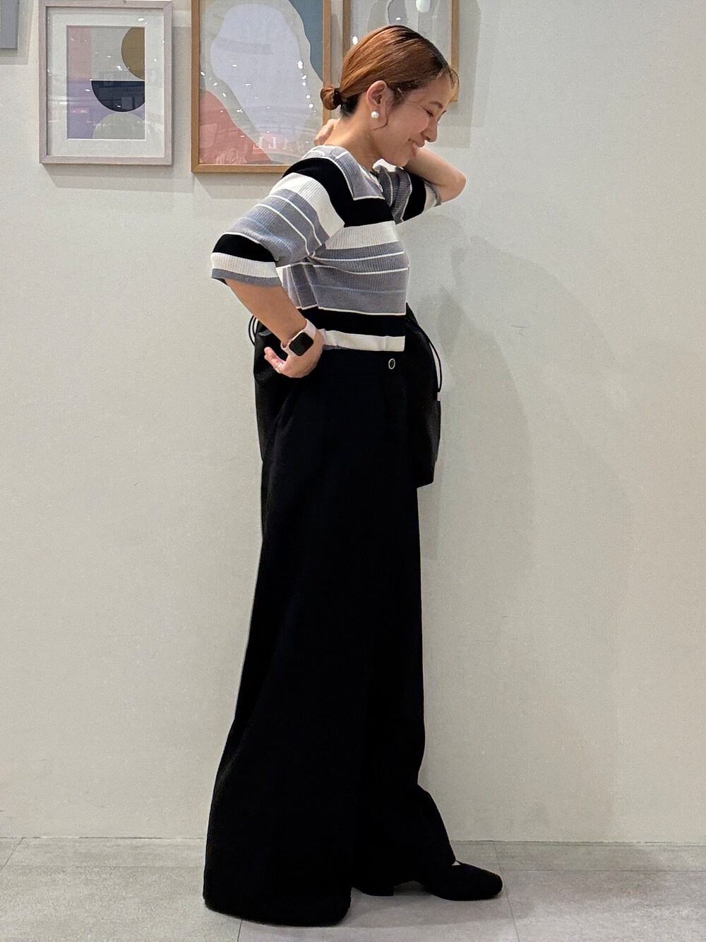 グレー系のニット/セーター、ブラック系のその他パンツ、ブラック系のトートバッグを着用したレディースの夏コーディネートの2枚目の写真