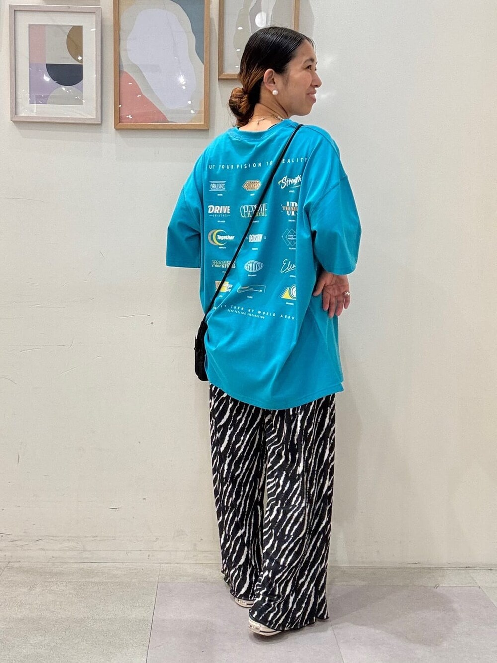 ブルー系のTシャツ/カットソー、ブラック系のその他パンツ、ブラック系のショルダーバッグを着用したレディースの夏コーディネートの3枚目の写真
