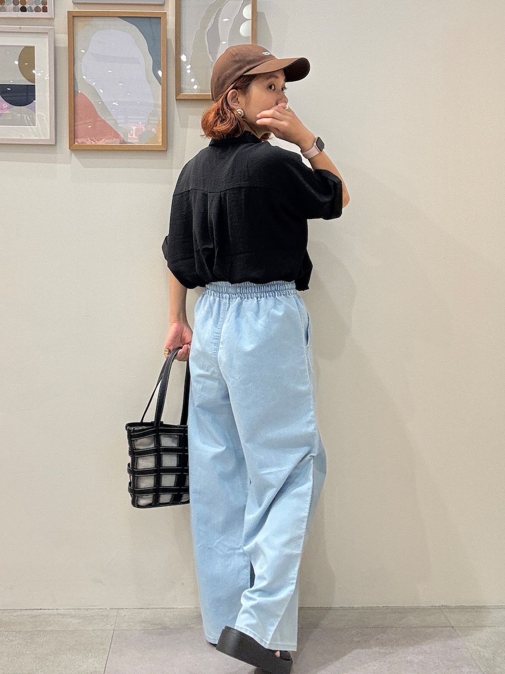 ブラック系のシャツ/ブラウス、ブラウン系のタンクトップ、ブルー系のデニムパンツを着用したレディースの夏コーディネートの3枚目の写真