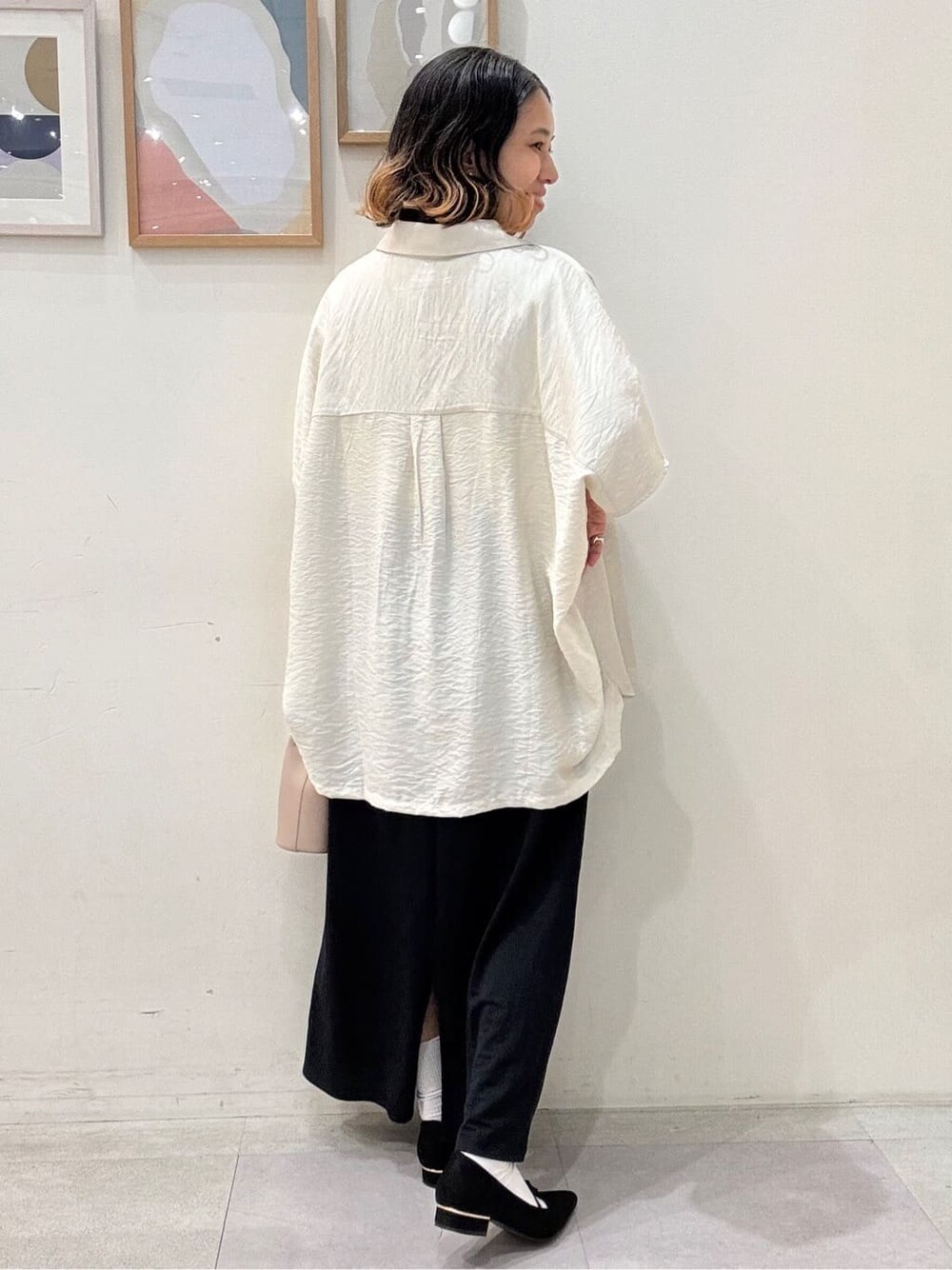 ベージュ系のシャツ/ブラウス、イエロー系のTシャツ/カットソー、ブルー系のスカートを着用したレディースの秋コーディネートの3枚目の写真