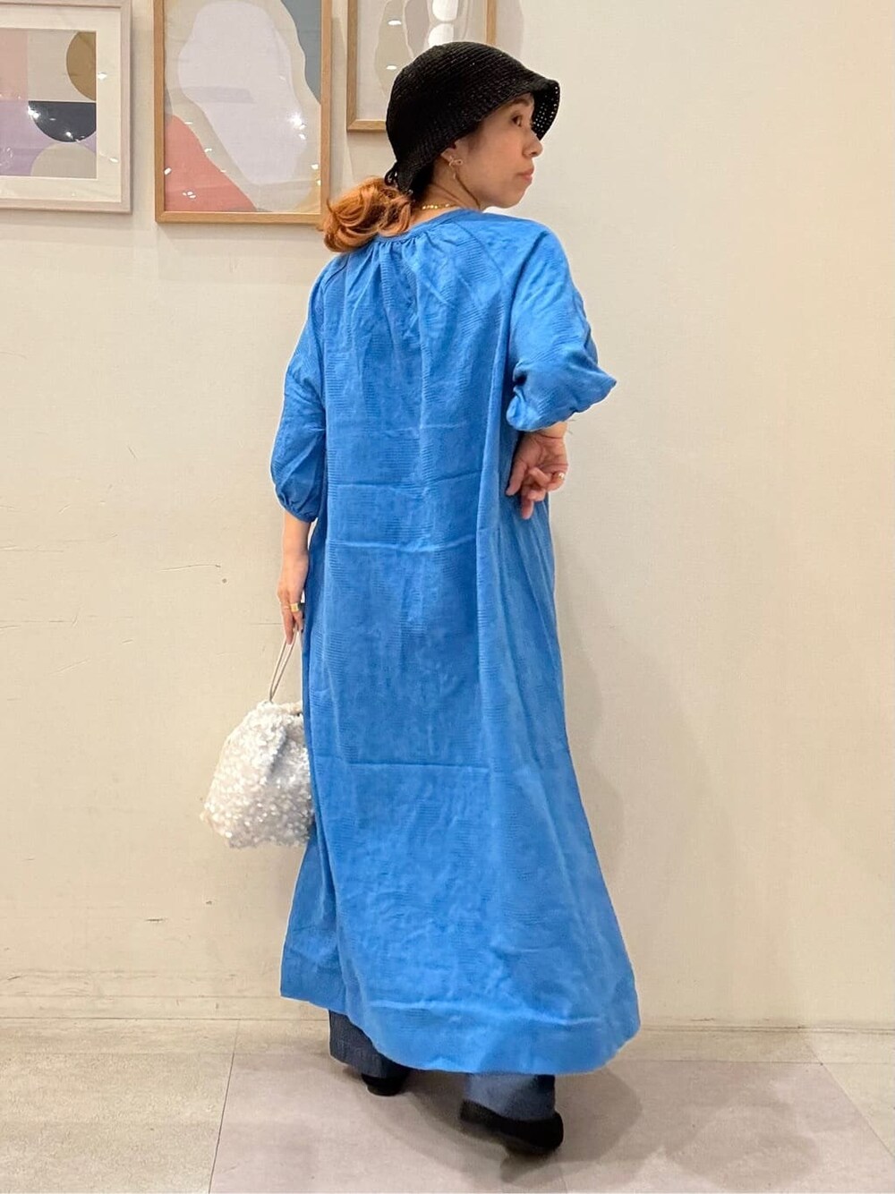 ブルー系のワンピース、ブルー系のその他パンツ、ホワイト系のショルダーバッグを着用したレディースの夏コーディネートの3枚目の写真