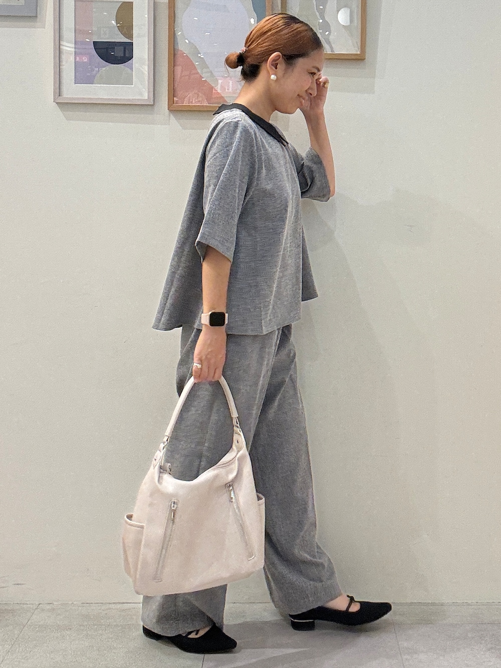 グレー系のシャツ/ブラウス、グレー系のその他パンツ、ホワイト系のショルダーバッグを着用したレディースの夏コーディネートの2枚目の写真
