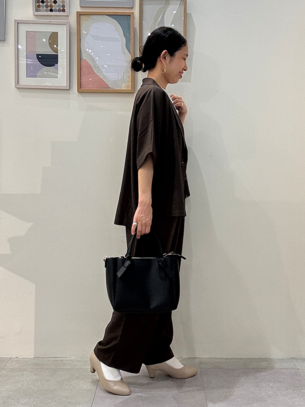 ブラック系のトートバッグ、ブラウン系のその他パンツ、ブラウン系のテーラードジャケットを着用したレディースの春コーディネートの2枚目の写真