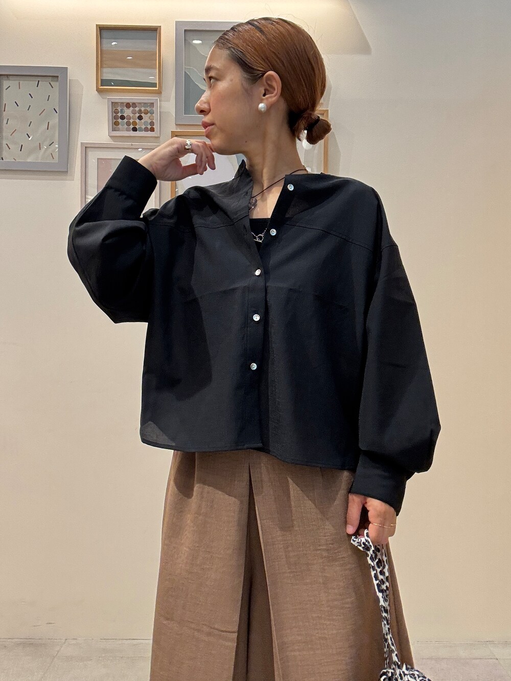 ブラック系のシャツ/ブラウス、ブラウン系のその他パンツ、ベージュ系のショルダーバッグを着用したレディースの夏コーディネートの5枚目の写真