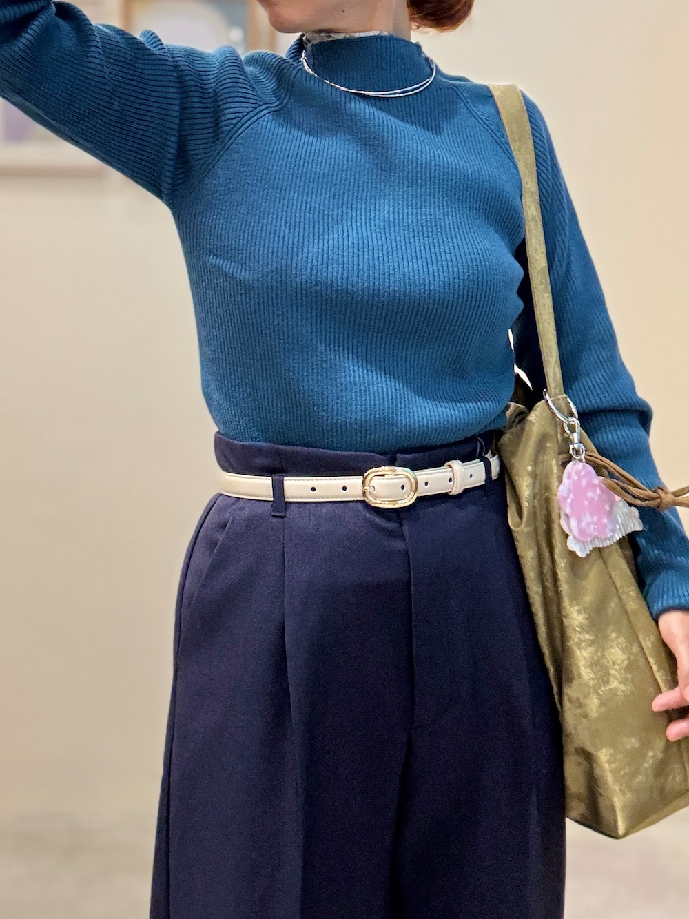 ブルー系のテーラードジャケット、ブルー系のニット/セーター、グレー系のTシャツ/カットソーを着用したレディースの秋コーディネートの4枚目の写真