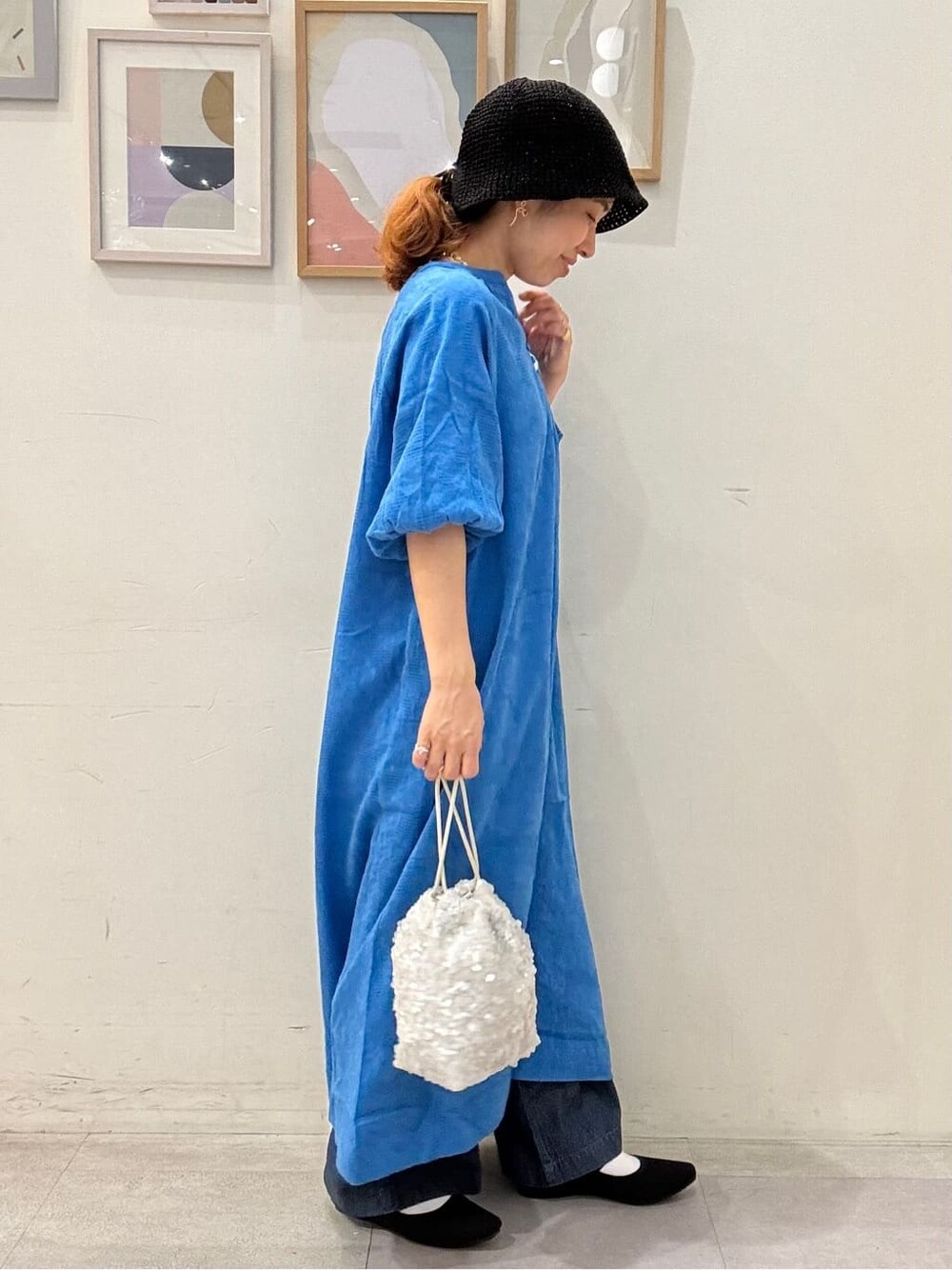 ブルー系のワンピース、ブルー系のその他パンツ、ホワイト系のショルダーバッグを着用したレディースの夏コーディネートの2枚目の写真