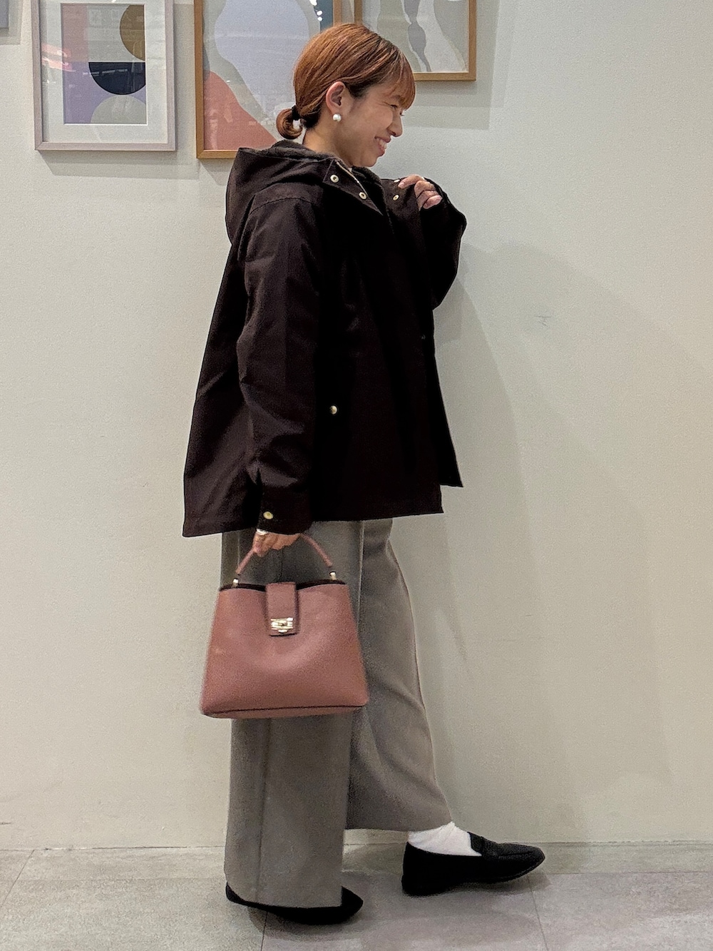 ホワイト系のニット/セーター、ベージュ系のその他パンツ、ブラック系のパンプスを着用したレディースの秋コーディネートの2枚目の写真