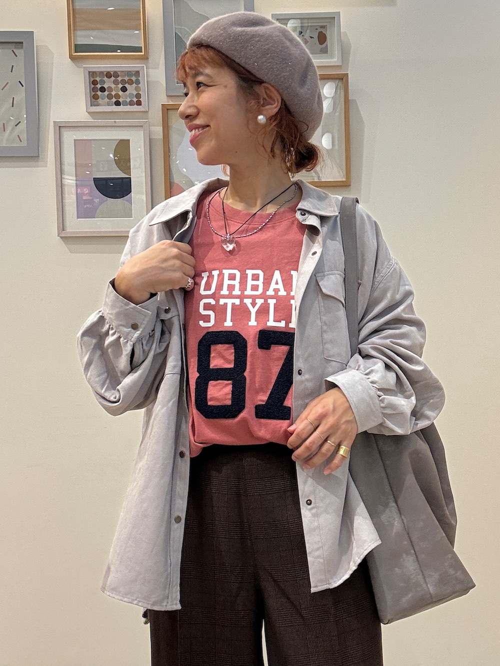 ピンク系のTシャツ/カットソー、ブラウン系のその他パンツ、ベージュ系のスニーカーを着用したレディースの秋コーディネートの4枚目の写真