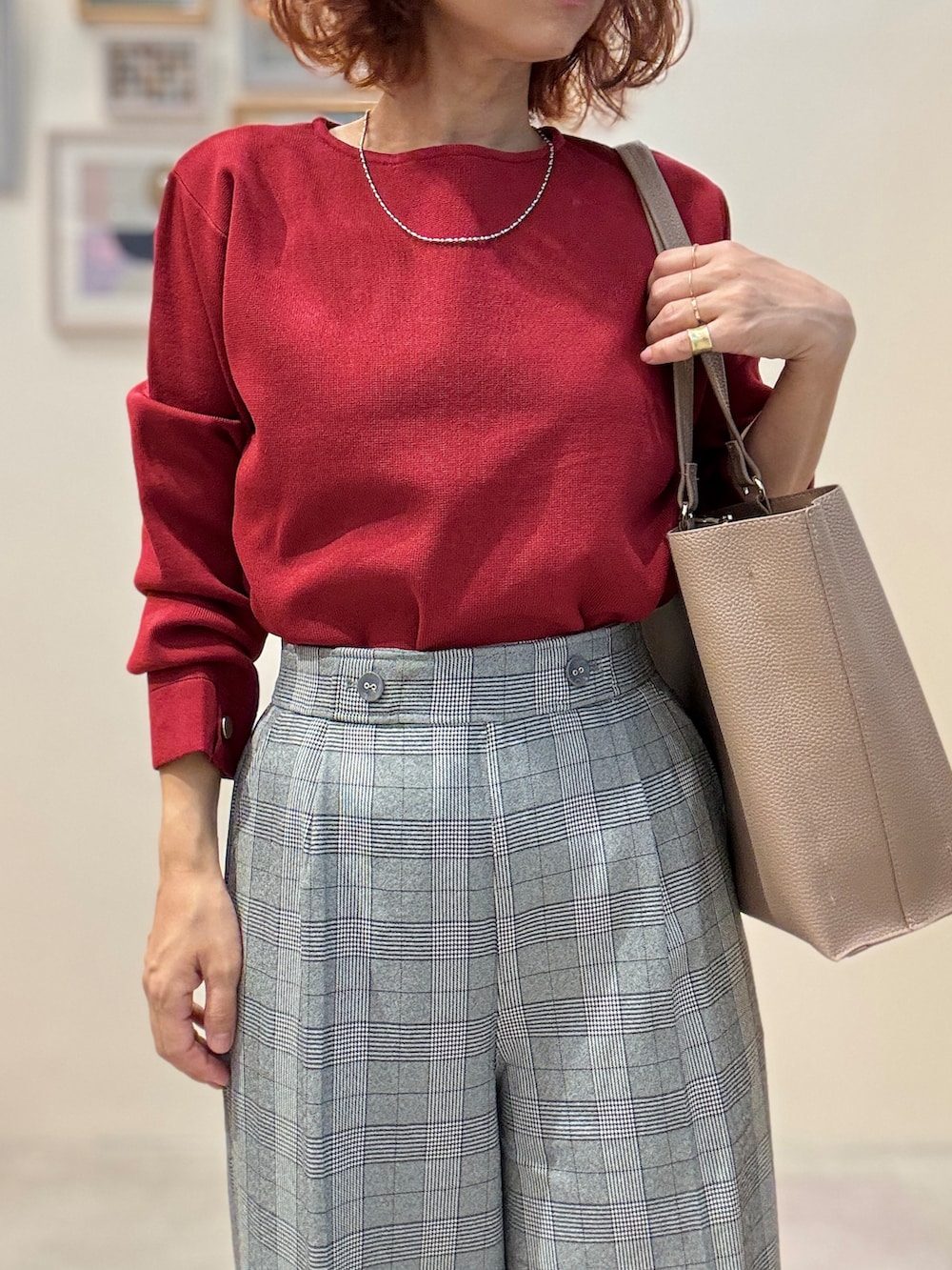 レッド系のニット/セーター、グレー系のその他パンツ、ブラック系のパンプスを着用したレディースの秋コーディネートの5枚目の写真