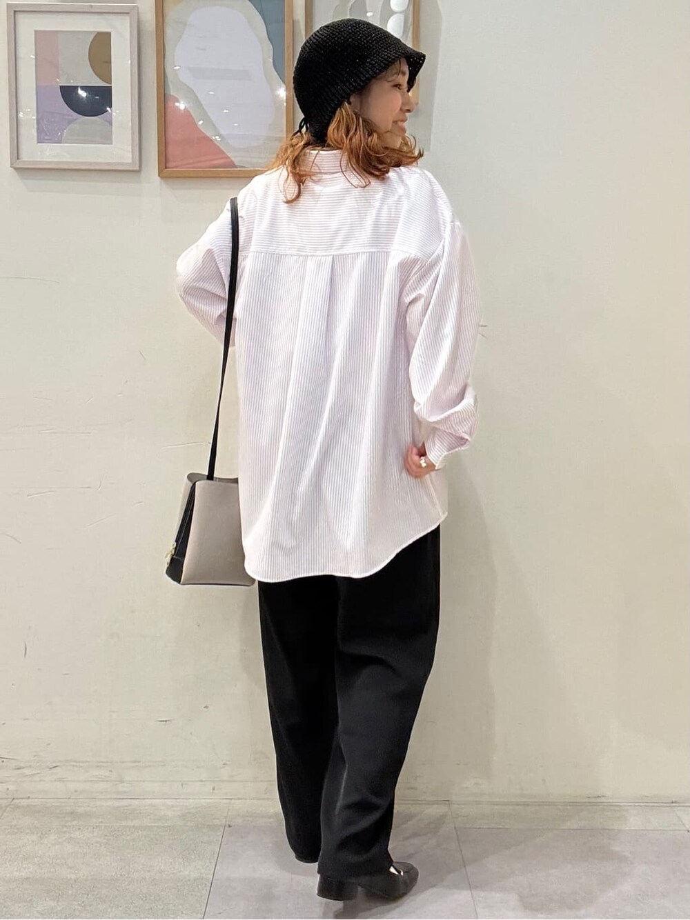 ピンク系のシャツ/ブラウス、ブラック系のその他パンツ、ブラック系のショルダーバッグを着用したレディースの夏コーディネートの3枚目の写真