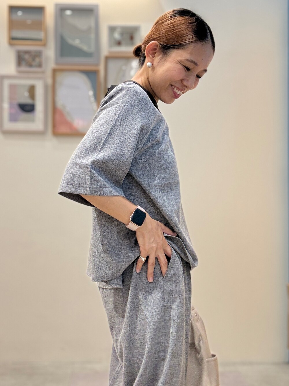 グレー系のシャツ/ブラウス、グレー系のその他パンツ、ホワイト系のショルダーバッグを着用したレディースの夏コーディネートの5枚目の写真
