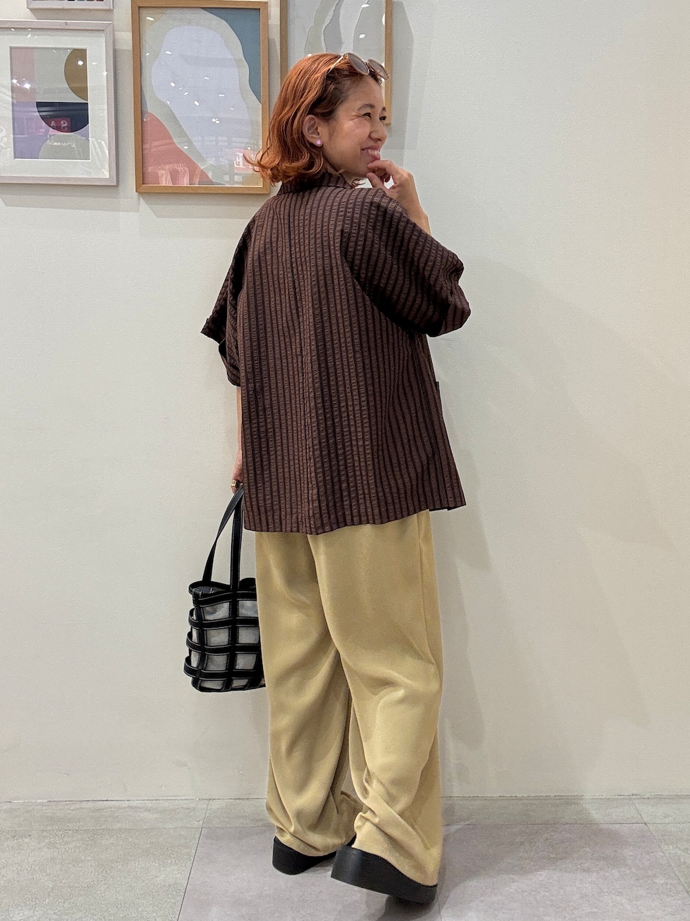 ブラウン系のテーラードジャケット、ブラウン系のTシャツ/カットソー、イエロー系のその他パンツを着用したレディースの夏コーディネートの3枚目の写真