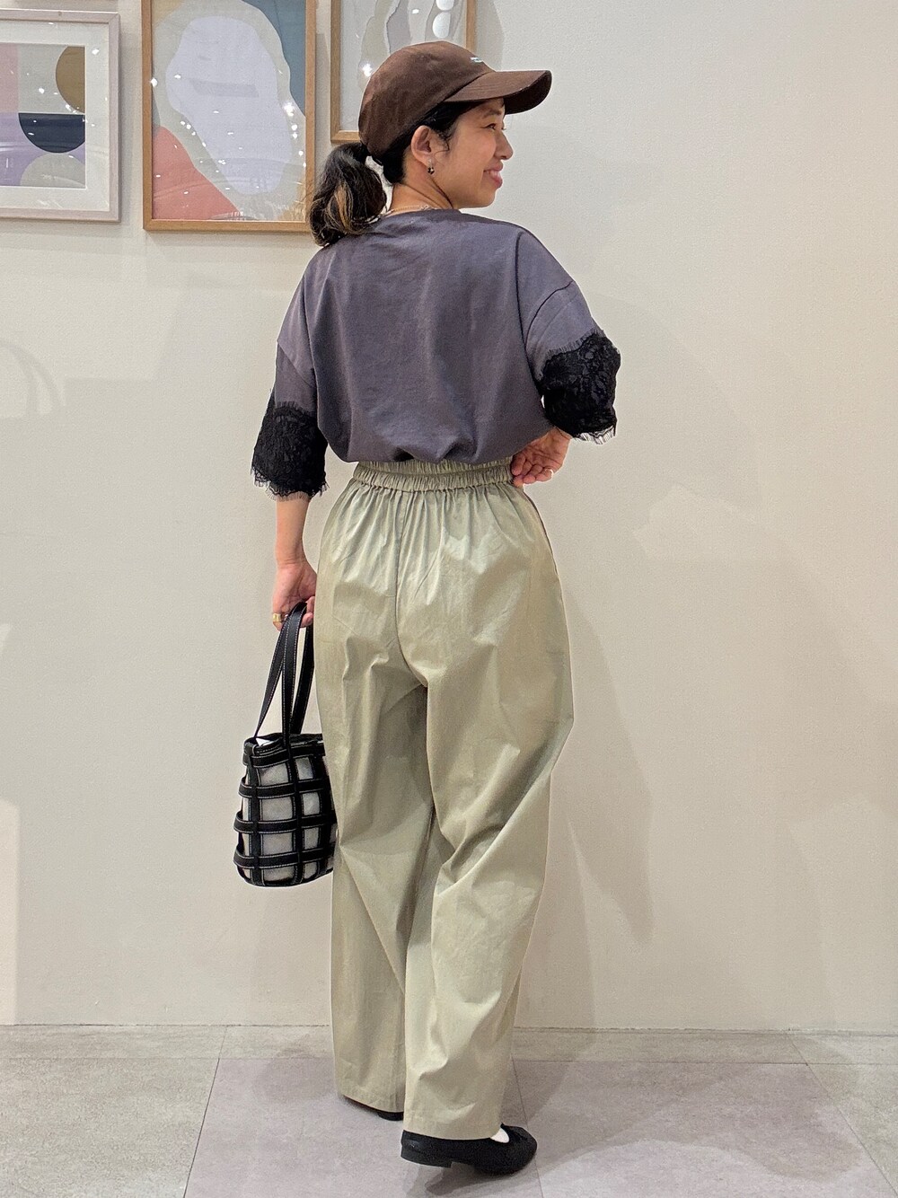 ブラック系のその他シューズ、ブラック系のトートバッグ、グレー系のTシャツ/カットソーを着用したレディースの春コーディネートの3枚目の写真