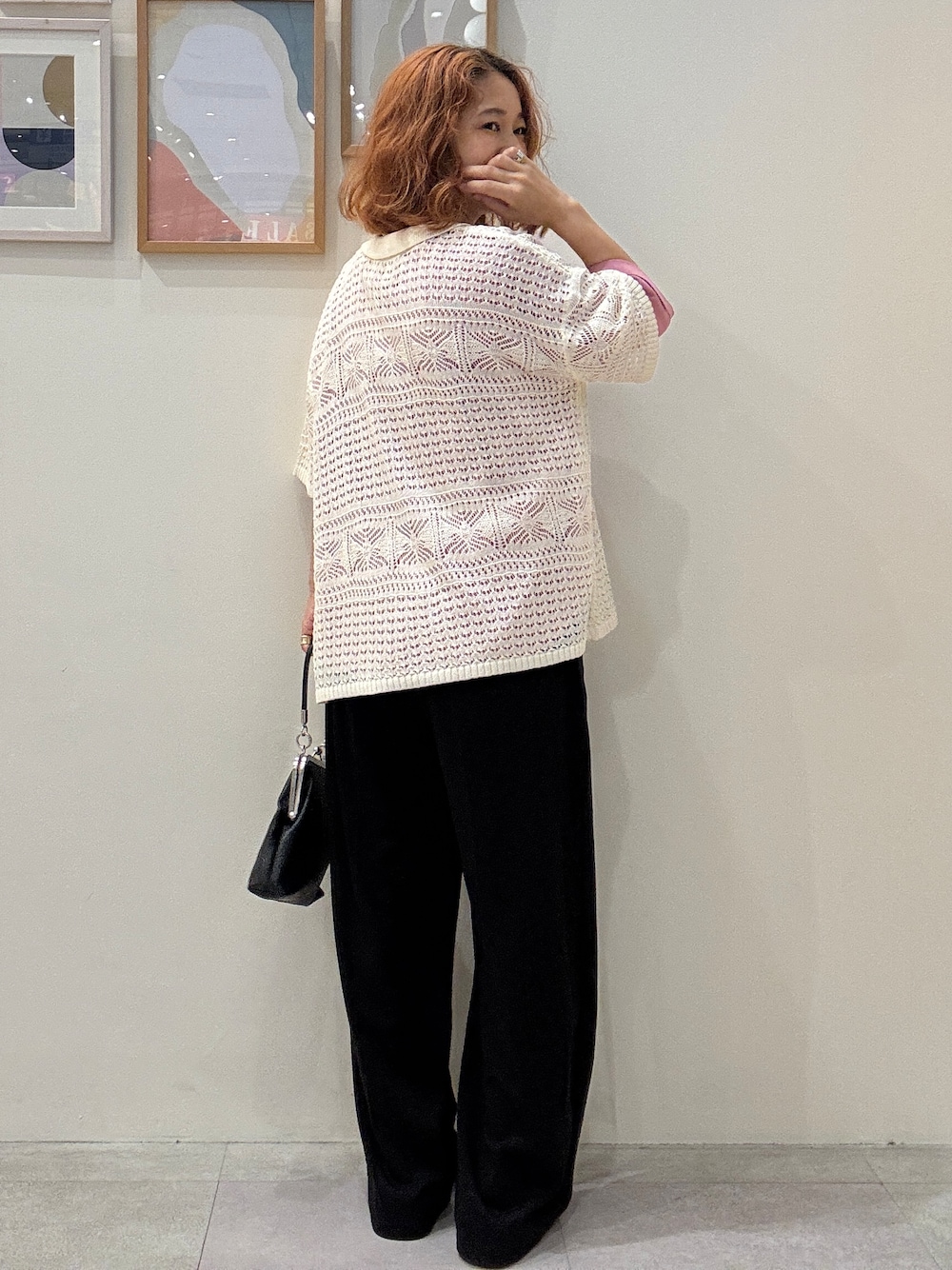 ホワイト系のカーディガン/ボレロ、ピンク系のTシャツ/カットソー、ブラック系のその他パンツを着用したレディースの夏コーディネートの3枚目の写真