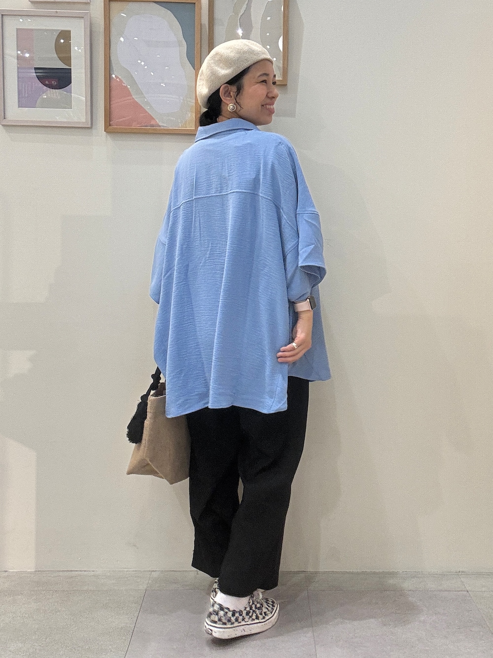 ブルー系のシャツ/ブラウス、ブラウン系のTシャツ/カットソー、ブラック系のその他パンツを着用したレディースの夏コーディネートの3枚目の写真