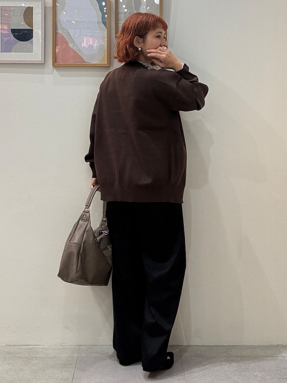 ブラウン系のカーディガン/ボレロ、グレー系のTシャツ/カットソー、ブラック系のその他パンツを着用したレディースの秋コーディネートの3枚目の写真