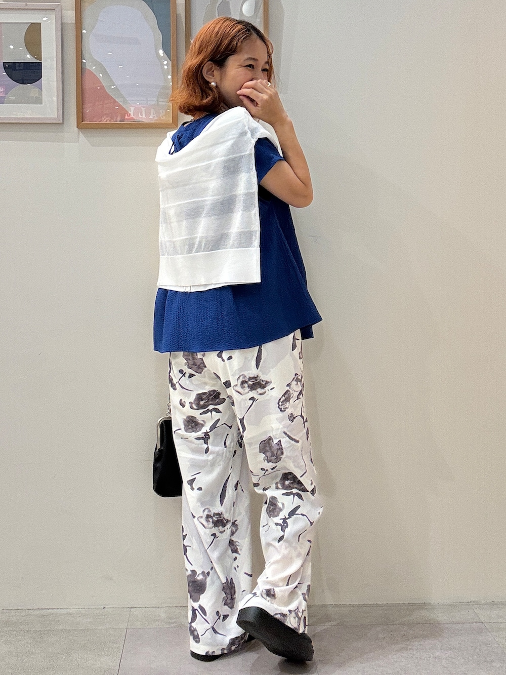ホワイト系のカーディガン/ボレロ、ブルー系のシャツ/ブラウス、ホワイト系のその他パンツを着用したレディースの夏コーディネートの3枚目の写真