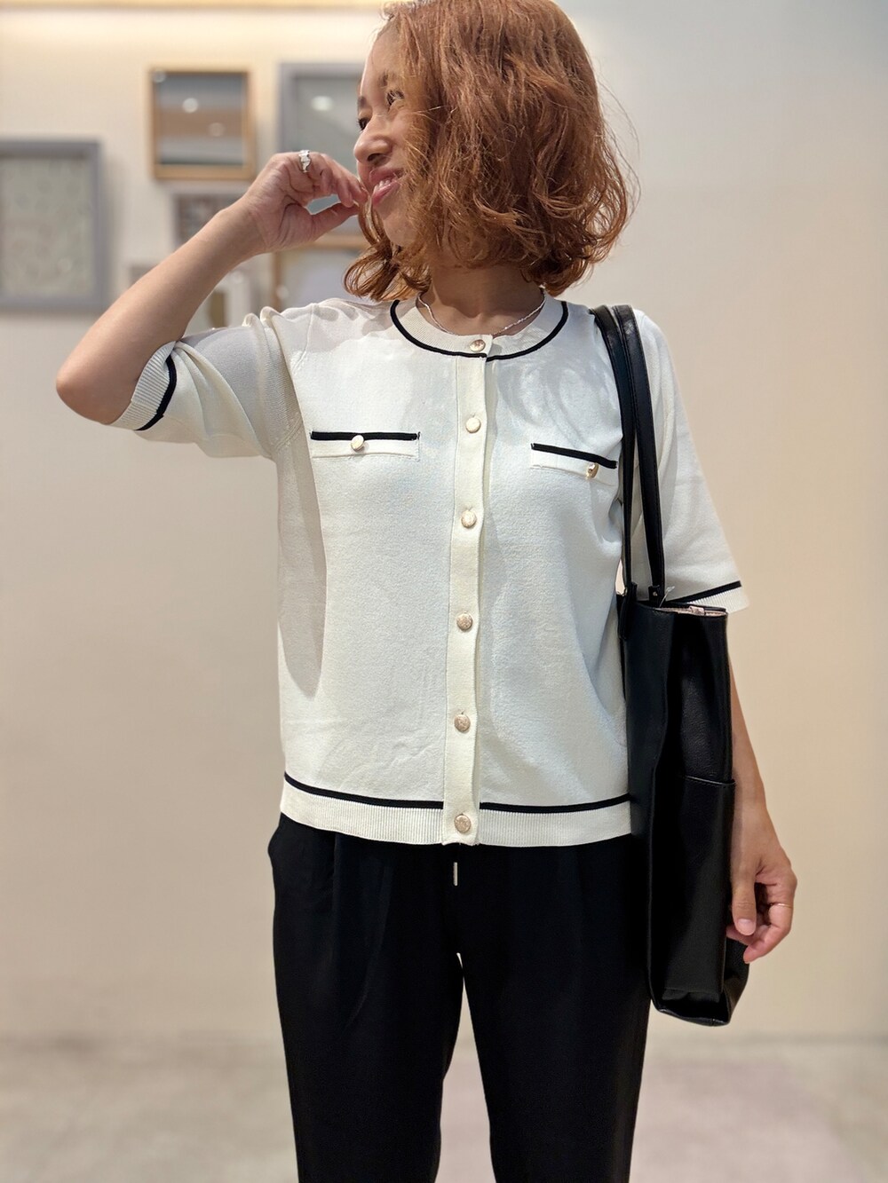 ホワイト系のカーディガン/ボレロ、ブラック系のその他パンツ、ブラック系のパンプスを着用したレディースの夏コーディネートの4枚目の写真