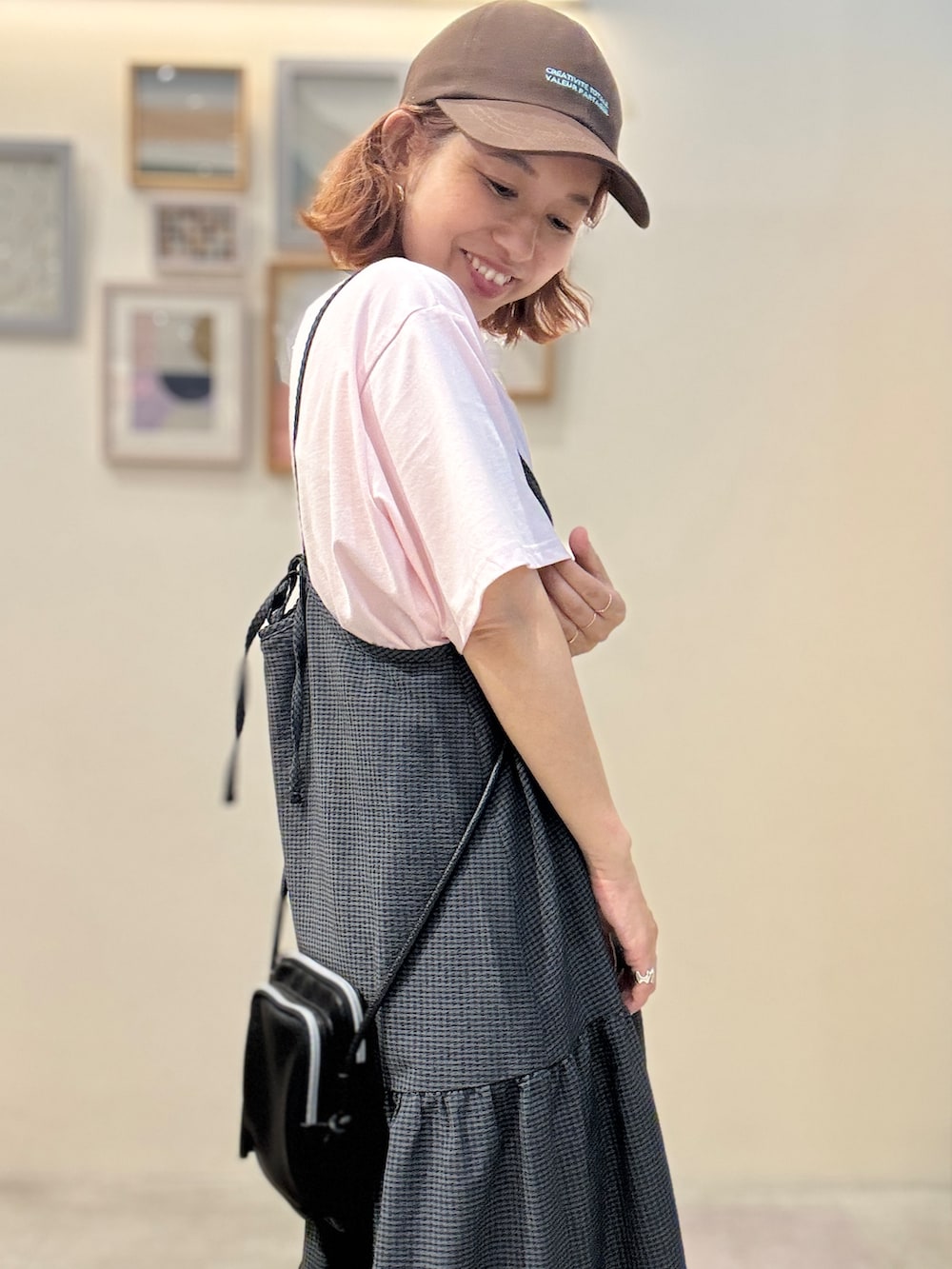 ピンク系のTシャツ/カットソー、グレー系のワンピース、ブラック系のショルダーバッグを着用したレディースの夏コーディネートの4枚目の写真