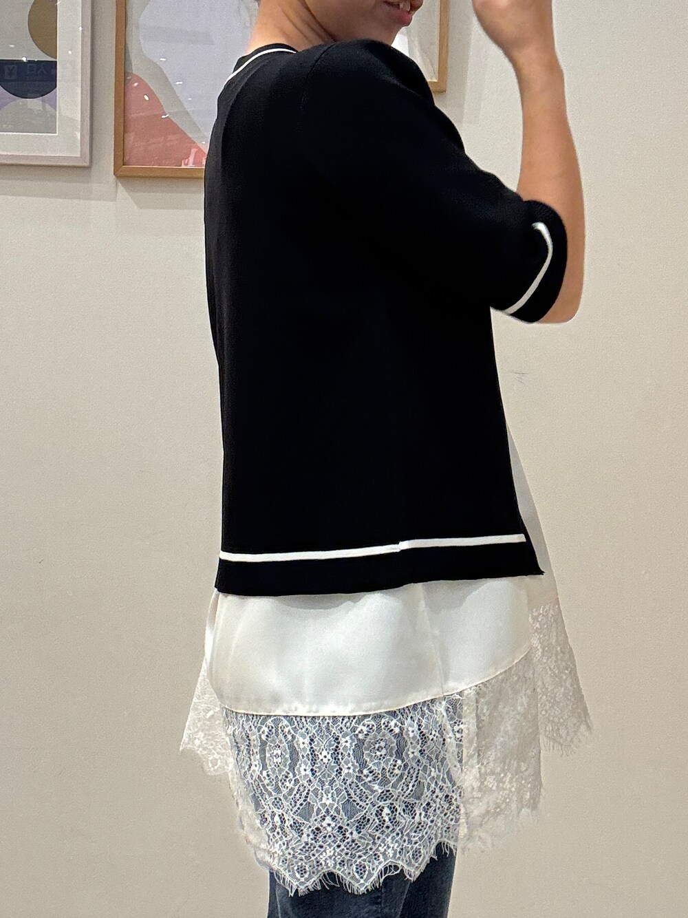 ブラック系のカーディガン/ボレロ、ホワイト系のTシャツ/カットソー、ブルー系のデニムパンツを着用したレディースの夏コーディネートの5枚目の写真