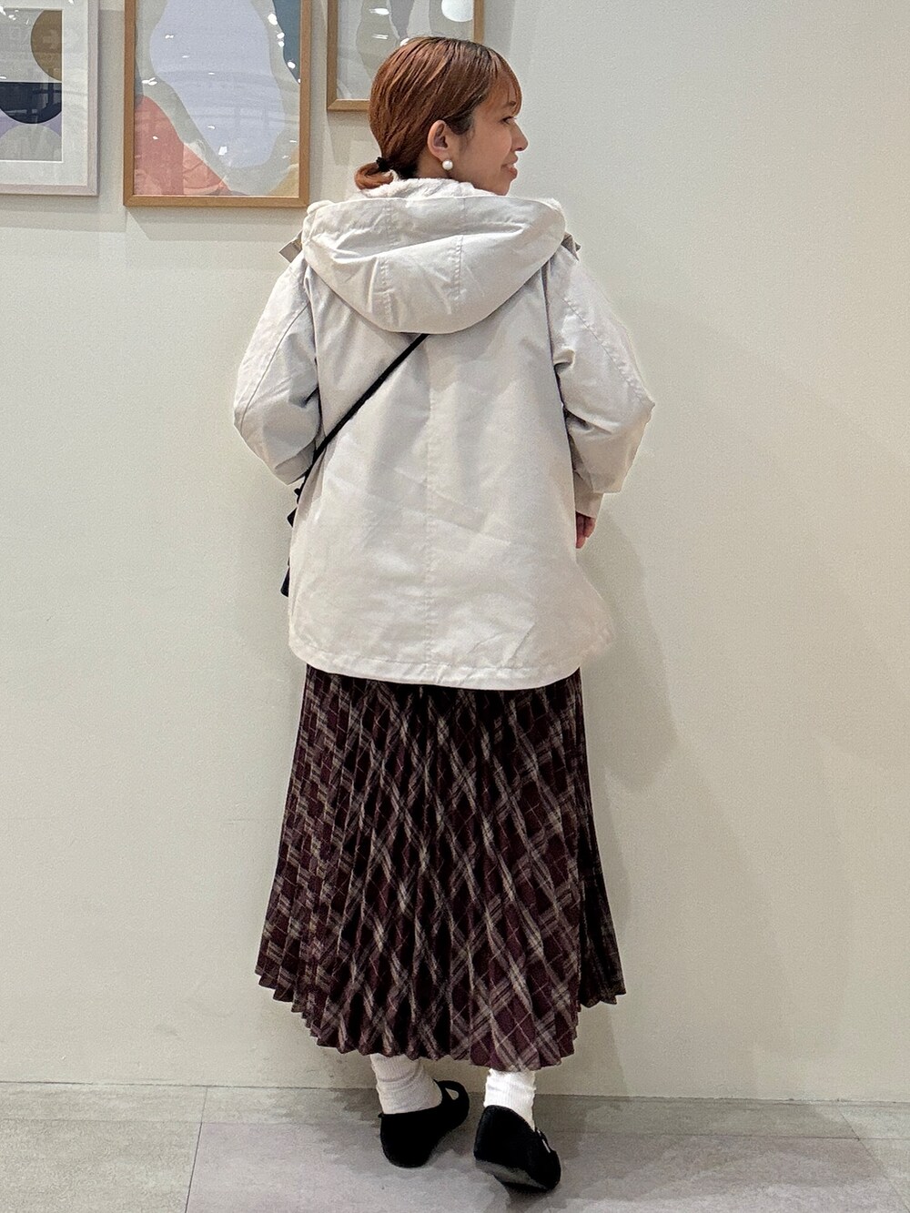 ベージュ系のブルゾン、ピンク系のニット/セーター、ブラック系のショルダーバッグを着用したレディースの秋コーディネートの3枚目の写真