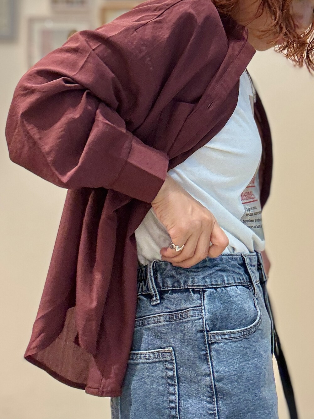 レッド系のシャツ/ブラウス、ホワイト系のTシャツ/カットソー、ブルー系のデニムスカートを着用したレディースの夏コーディネートの5枚目の写真