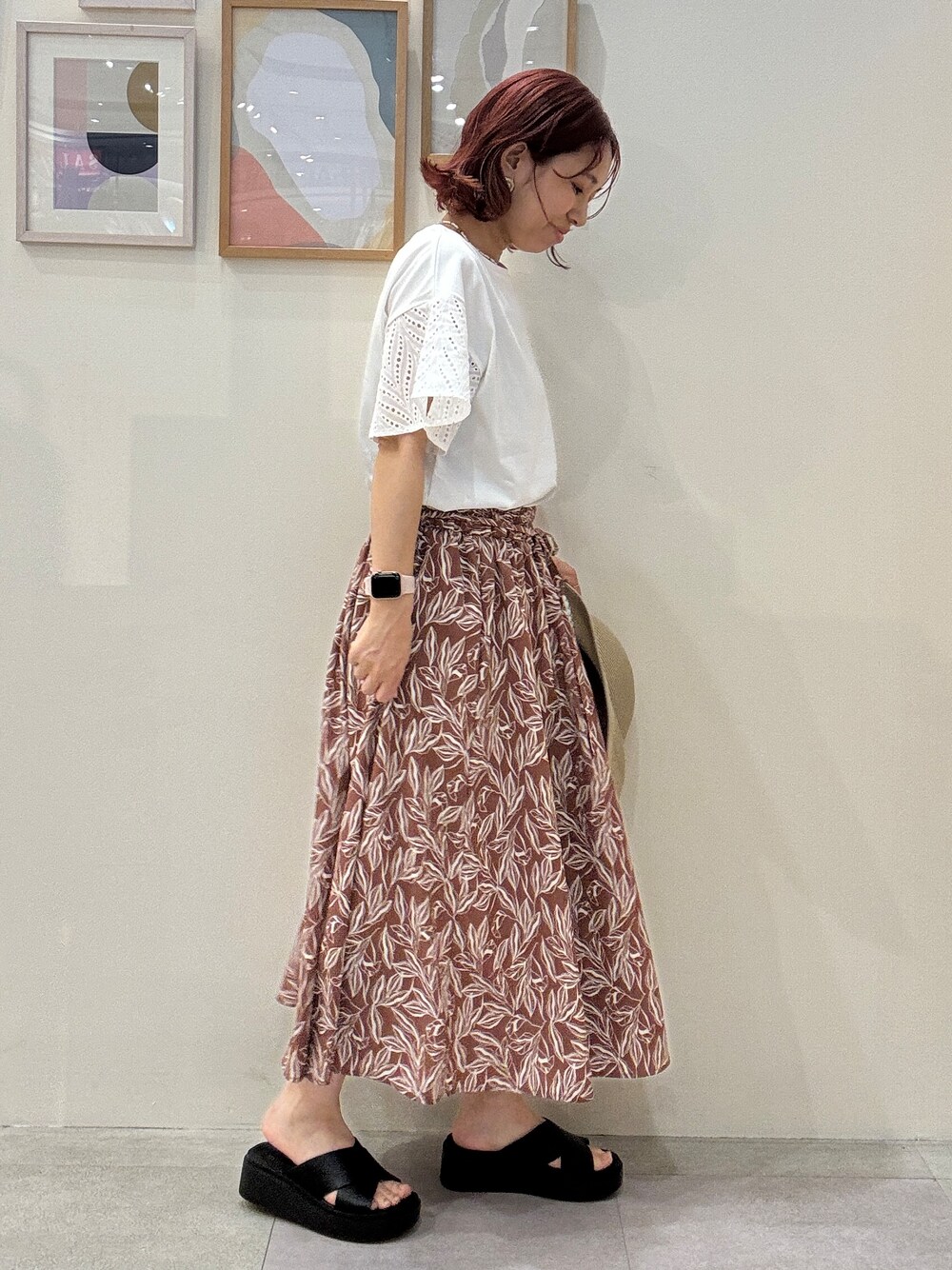 ホワイト系のTシャツ/カットソー、レッド系のスカート、ホワイト系のトートバッグを着用したレディースの夏コーディネートの2枚目の写真