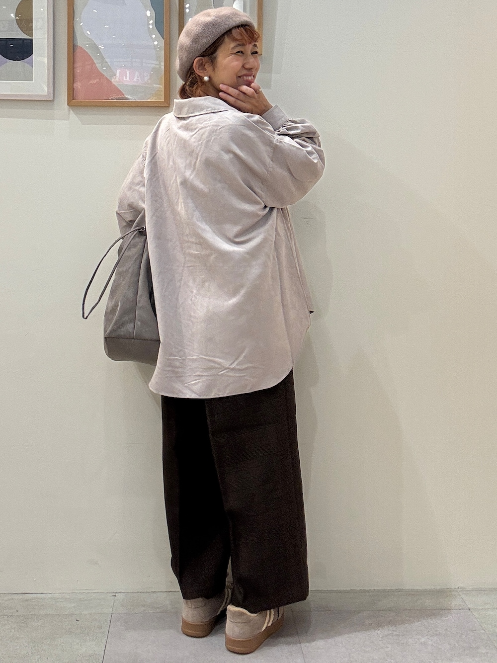 ピンク系のTシャツ/カットソー、ブラウン系のその他パンツ、ベージュ系のスニーカーを着用したレディースの秋コーディネートの3枚目の写真