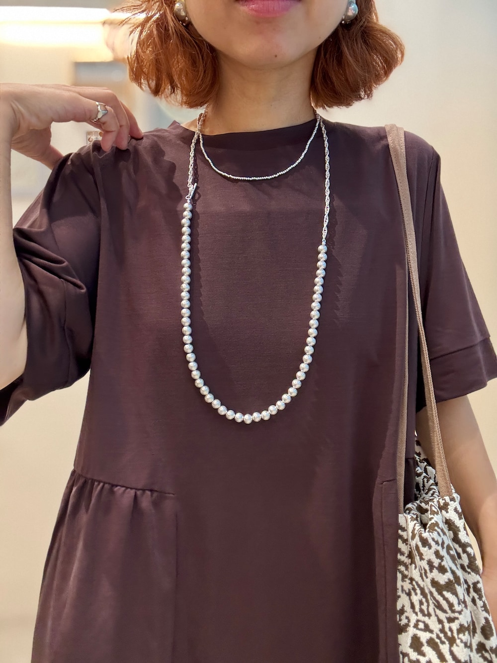 ブラウン系のTシャツ/カットソー、イエロー系のその他パンツ、ブラウン系のトートバッグを着用したレディースの夏コーディネートの6枚目の写真