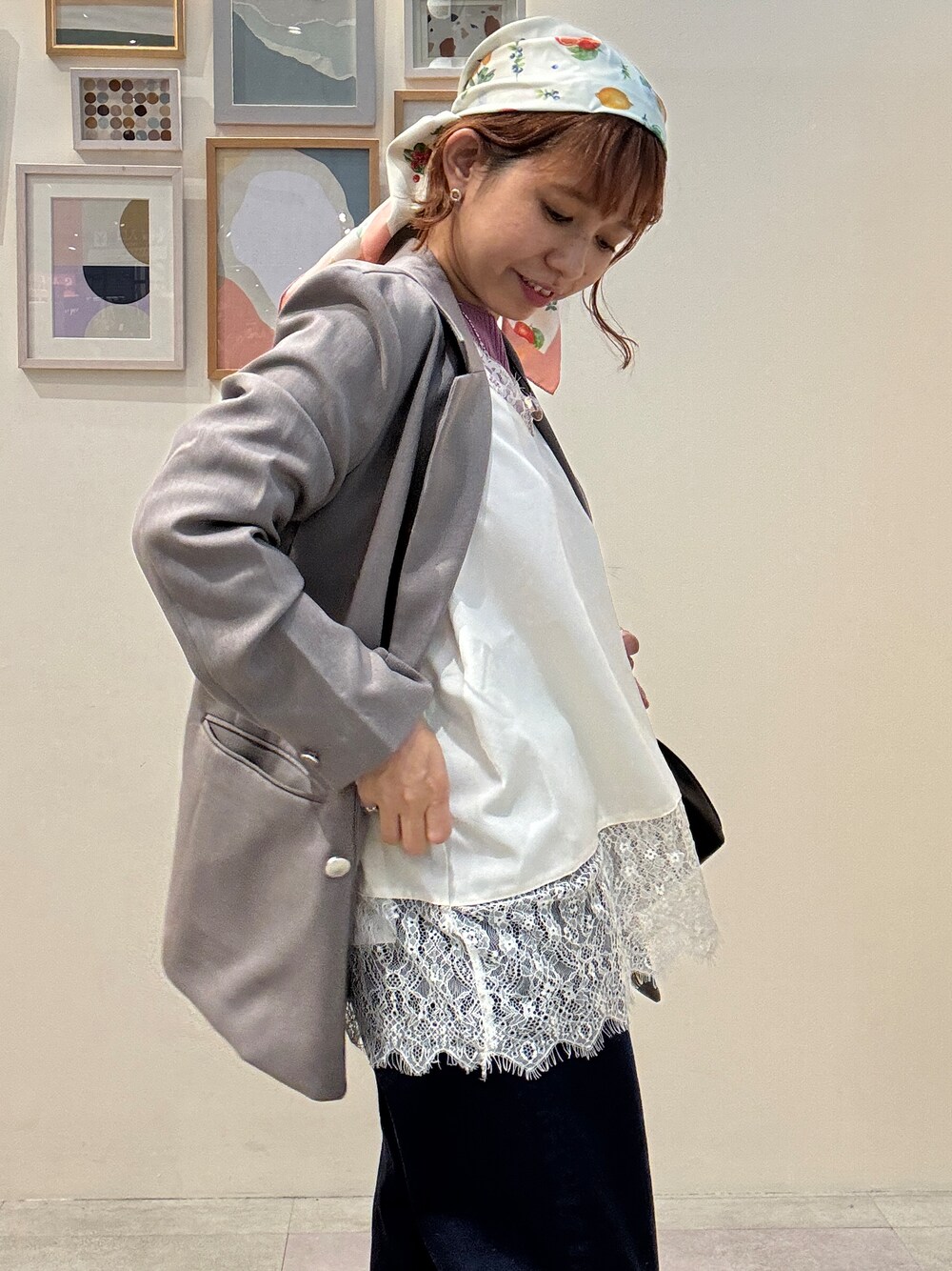 ブラウン系のテーラードジャケット、ピンク系のニット/セーター、ホワイト系のTシャツ/カットソーを着用したレディースの秋コーディネートの5枚目の写真
