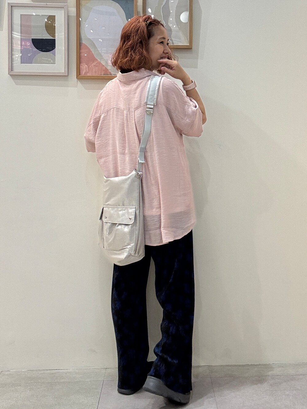 ピンク系のその他トップス、ブルー系のその他パンツ、シルバー系のショルダーバッグを着用したレディースの夏コーディネートの3枚目の写真