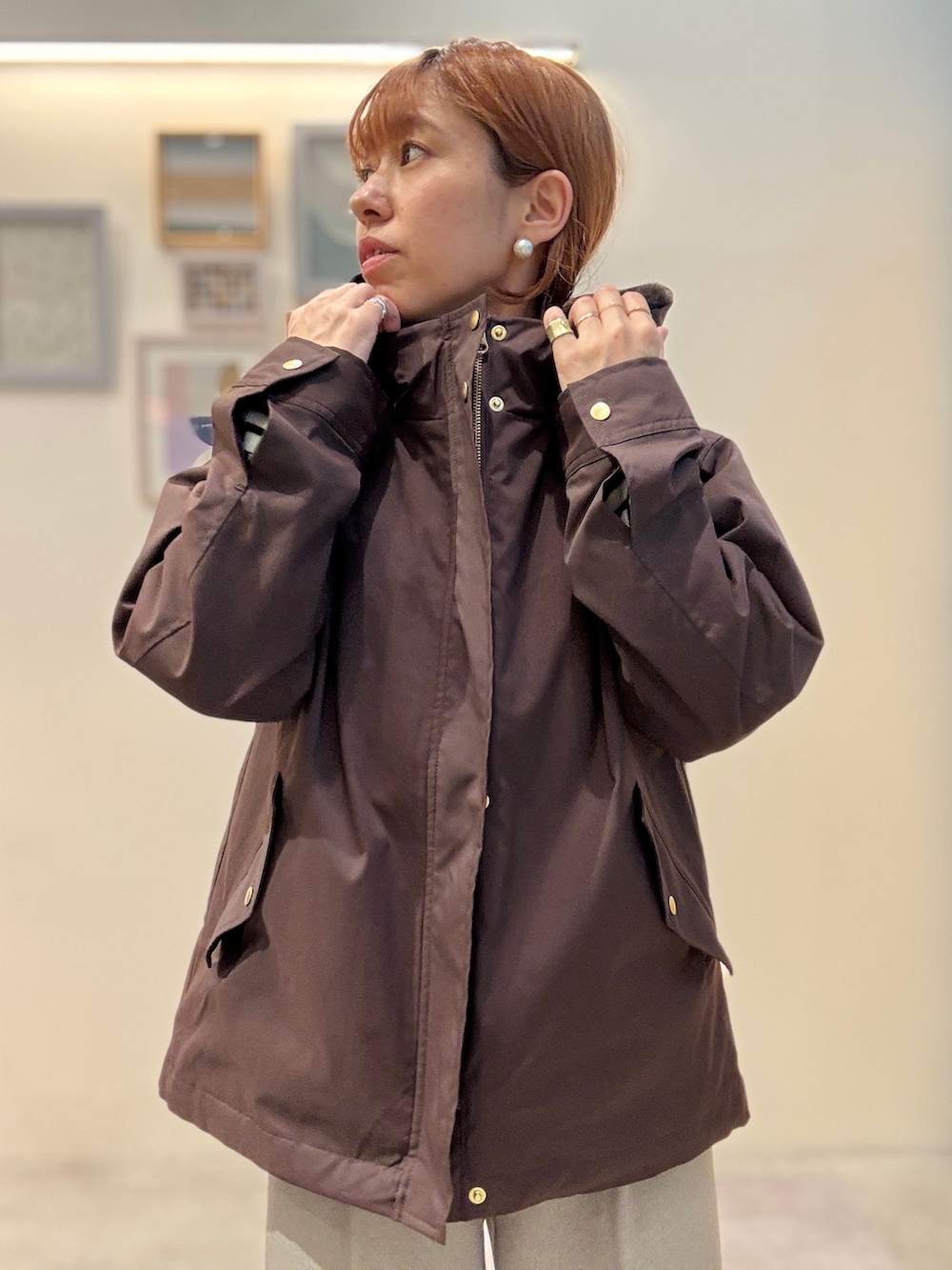 ホワイト系のニット/セーター、ベージュ系のその他パンツ、ブラック系のパンプスを着用したレディースの秋コーディネートの7枚目の写真
