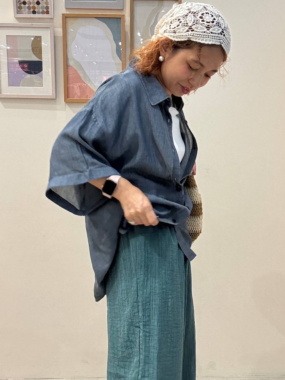 ブルー系のシャツ/ブラウス、ホワイト系のTシャツ/カットソー、グリーン系のその他パンツを着用したレディースの夏コーディネートの5枚目の写真