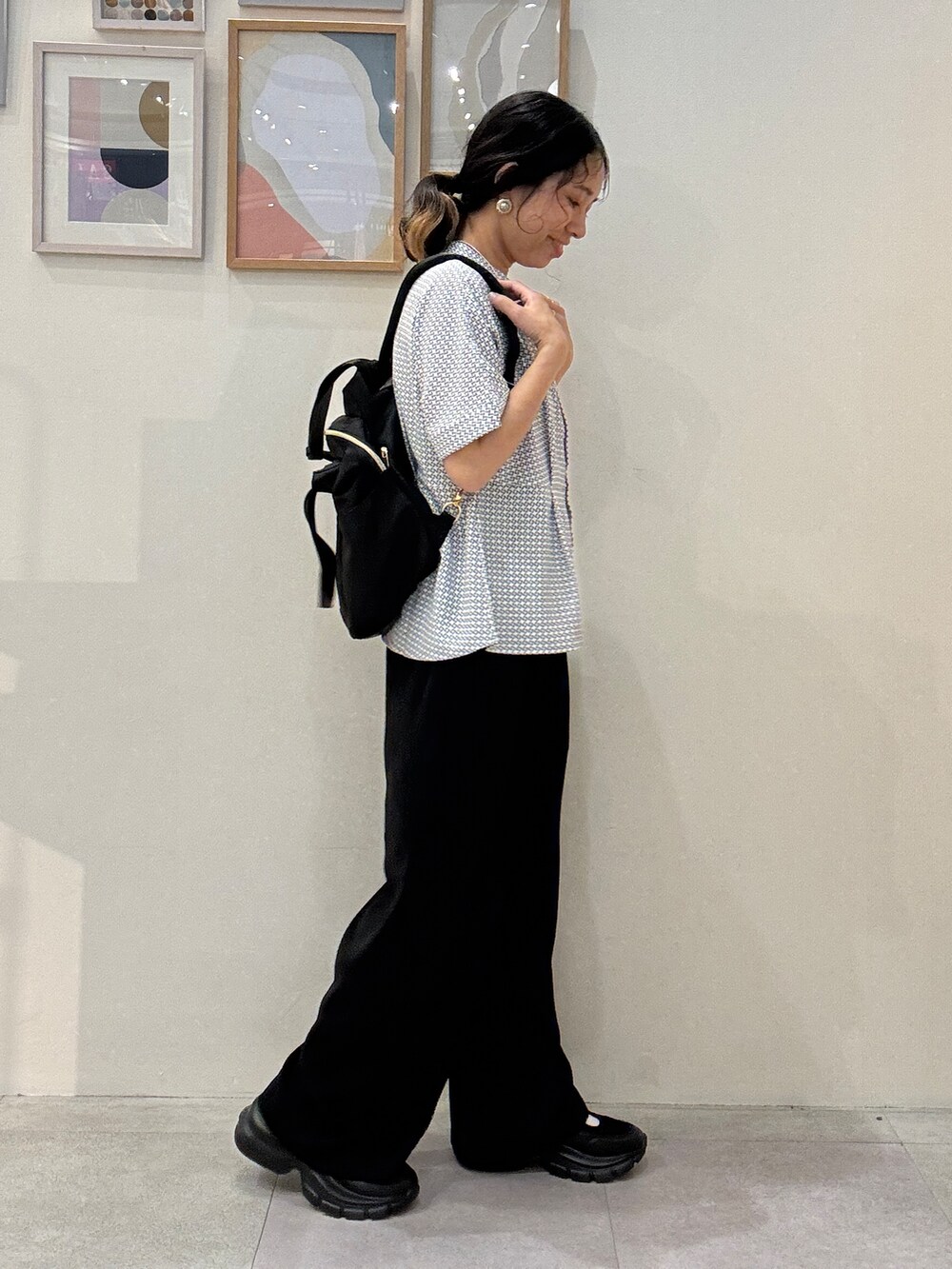 ホワイト系のシャツ/ブラウス、ブラック系のその他パンツ、ブラック系のバックパック/リュックを着用したレディースの夏コーディネートの2枚目の写真