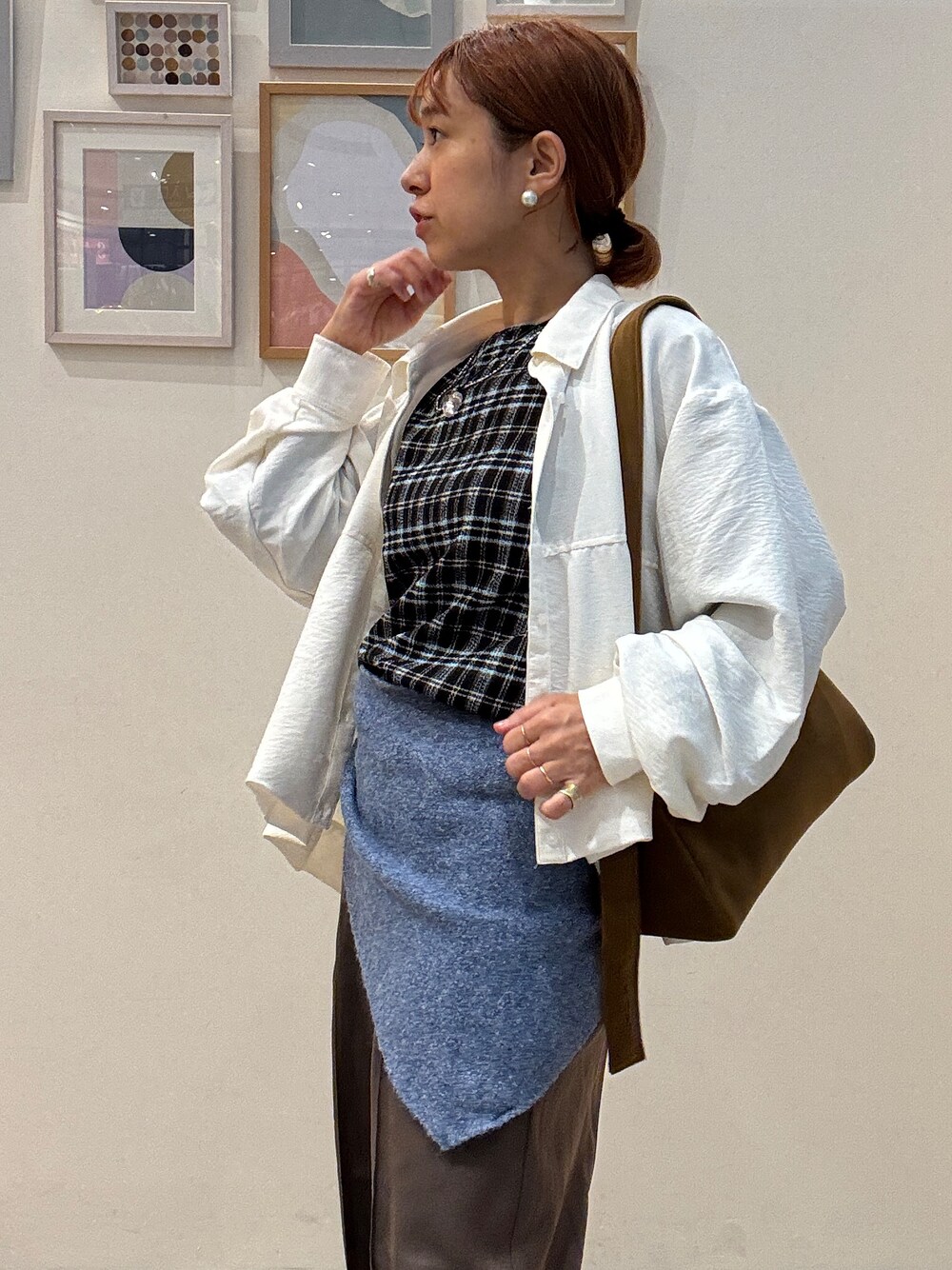 ホワイト系のシャツ/ブラウス、ブラック系のTシャツ/カットソー、ブラウン系のその他パンツを着用したレディースの秋コーディネートの5枚目の写真