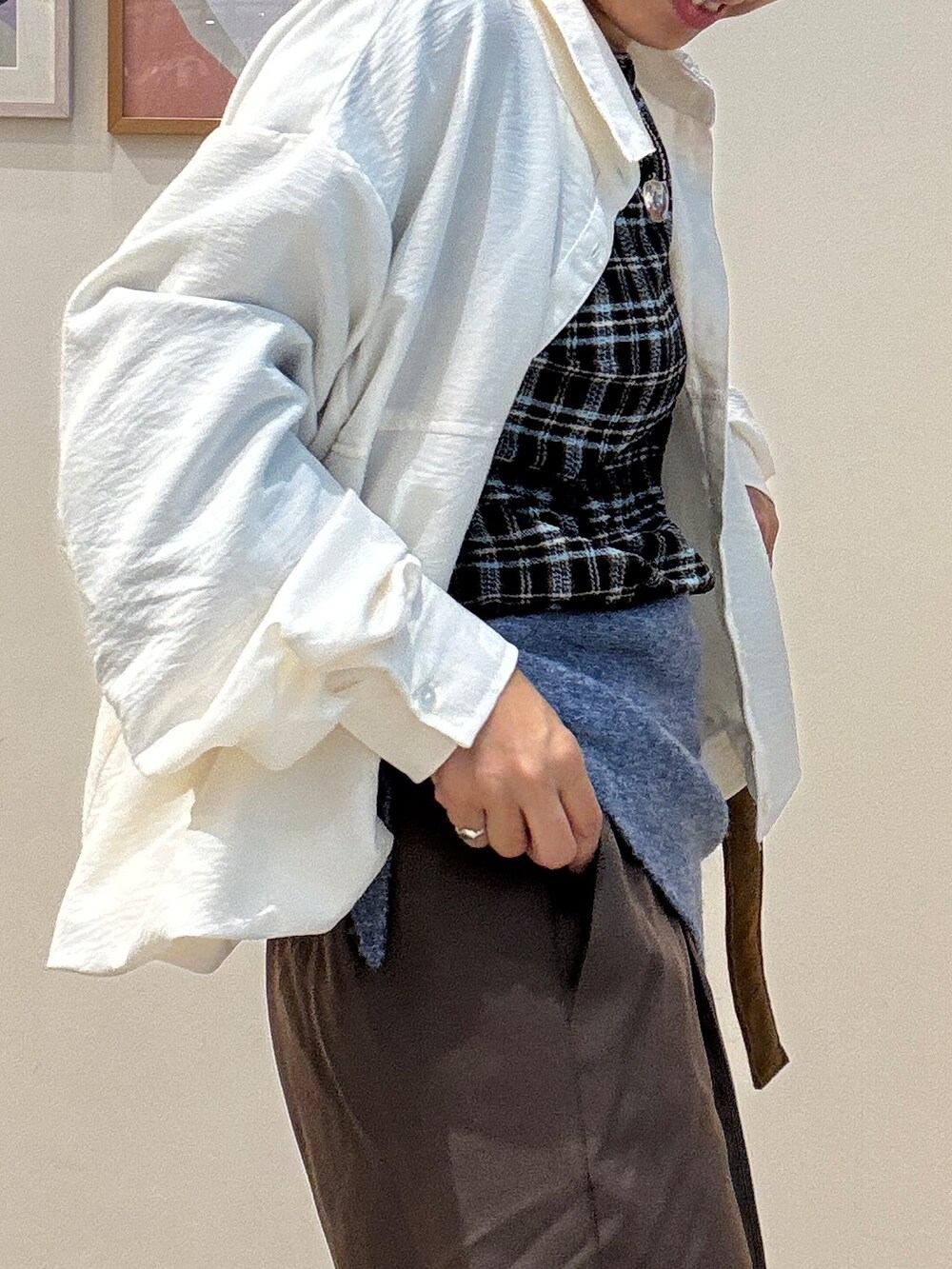 ホワイト系のシャツ/ブラウス、ブラック系のTシャツ/カットソー、ブラウン系のその他パンツを着用したレディースの秋コーディネートの4枚目の写真