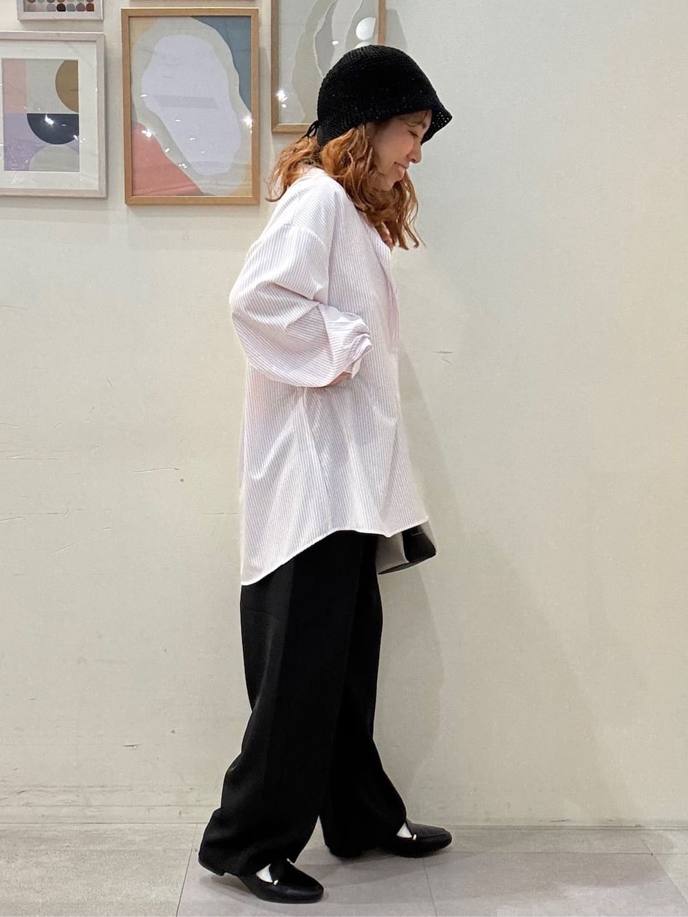 ピンク系のシャツ/ブラウス、ブラック系のその他パンツ、ブラック系のショルダーバッグを着用したレディースの夏コーディネートの2枚目の写真