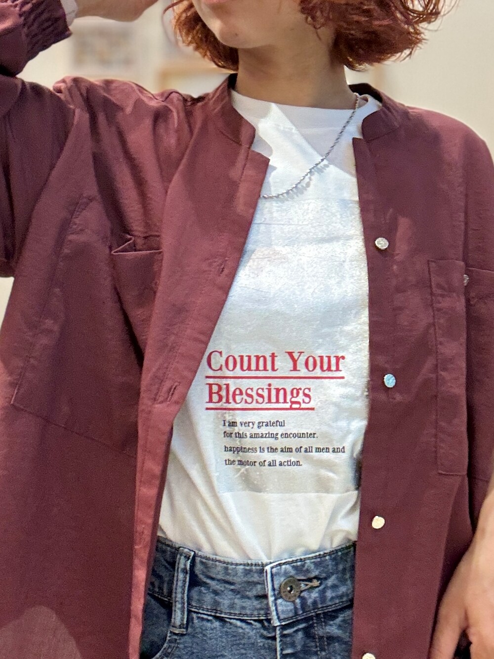 レッド系のシャツ/ブラウス、ホワイト系のTシャツ/カットソー、ブルー系のデニムスカートを着用したレディースの夏コーディネートの4枚目の写真